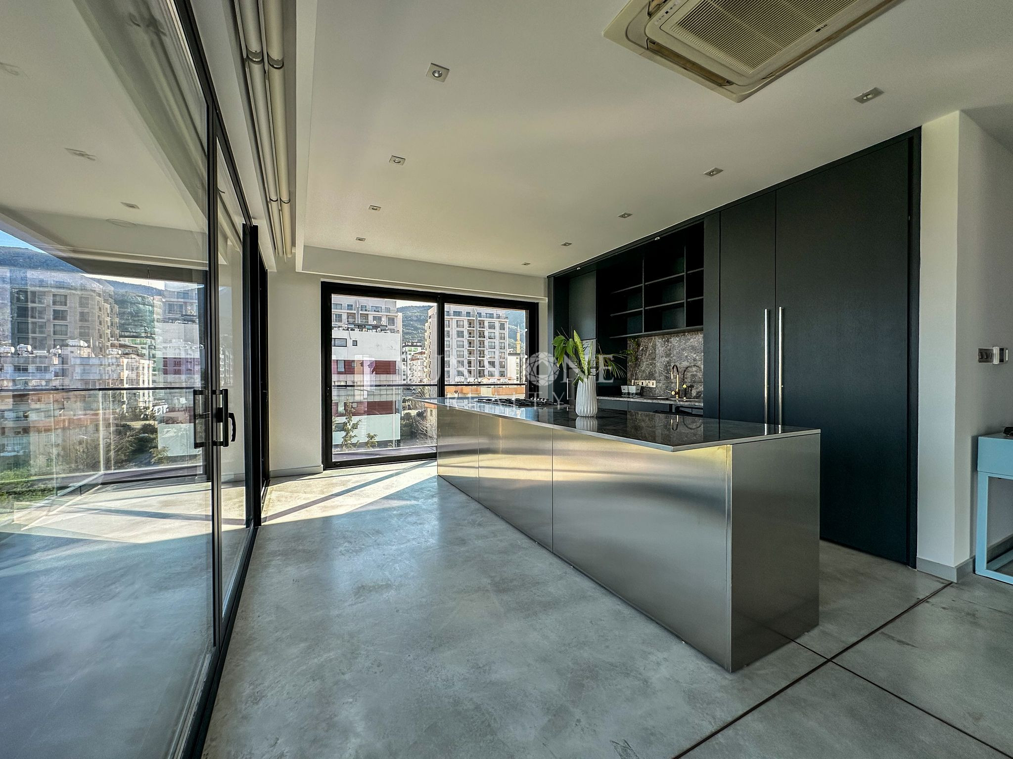 Girnenin Merkezinde Panaromik Manzarası ve Emsalsiz tasarımı ile öne çıkan harika bir Penthouse 4