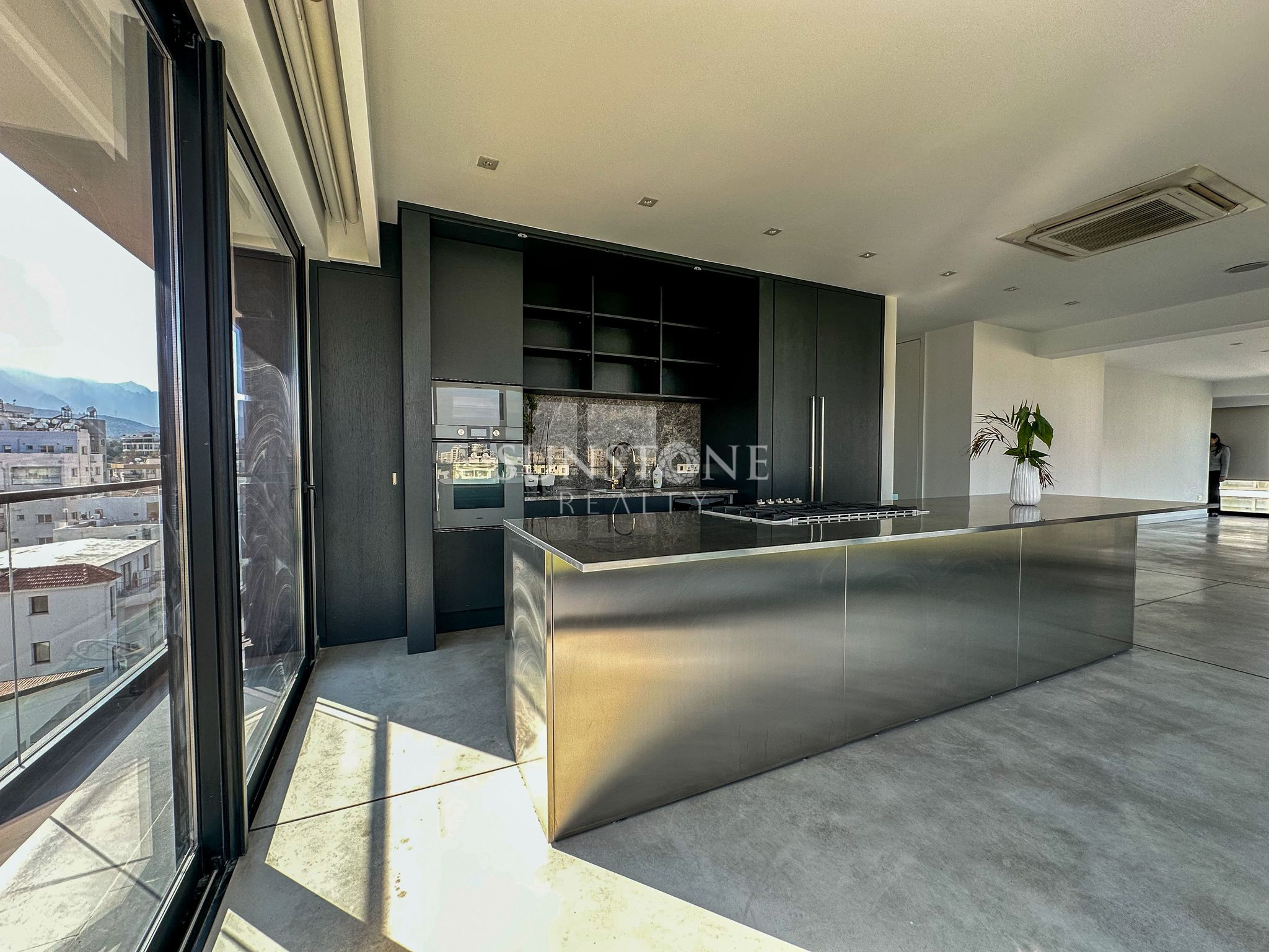 Girnenin Merkezinde Panaromik Manzarası ve Emsalsiz tasarımı ile öne çıkan harika bir Penthouse 2