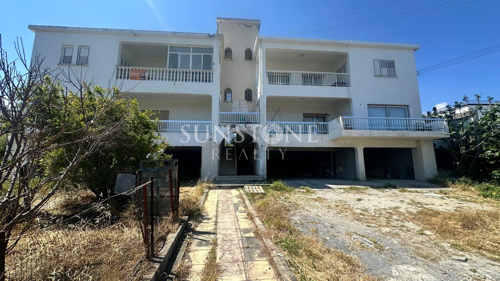 Kbırıs Girne Karaoğlanoğlu Bölgesinde Denize 100 Metre Mesafede Satılık 2+1 Daire. 5