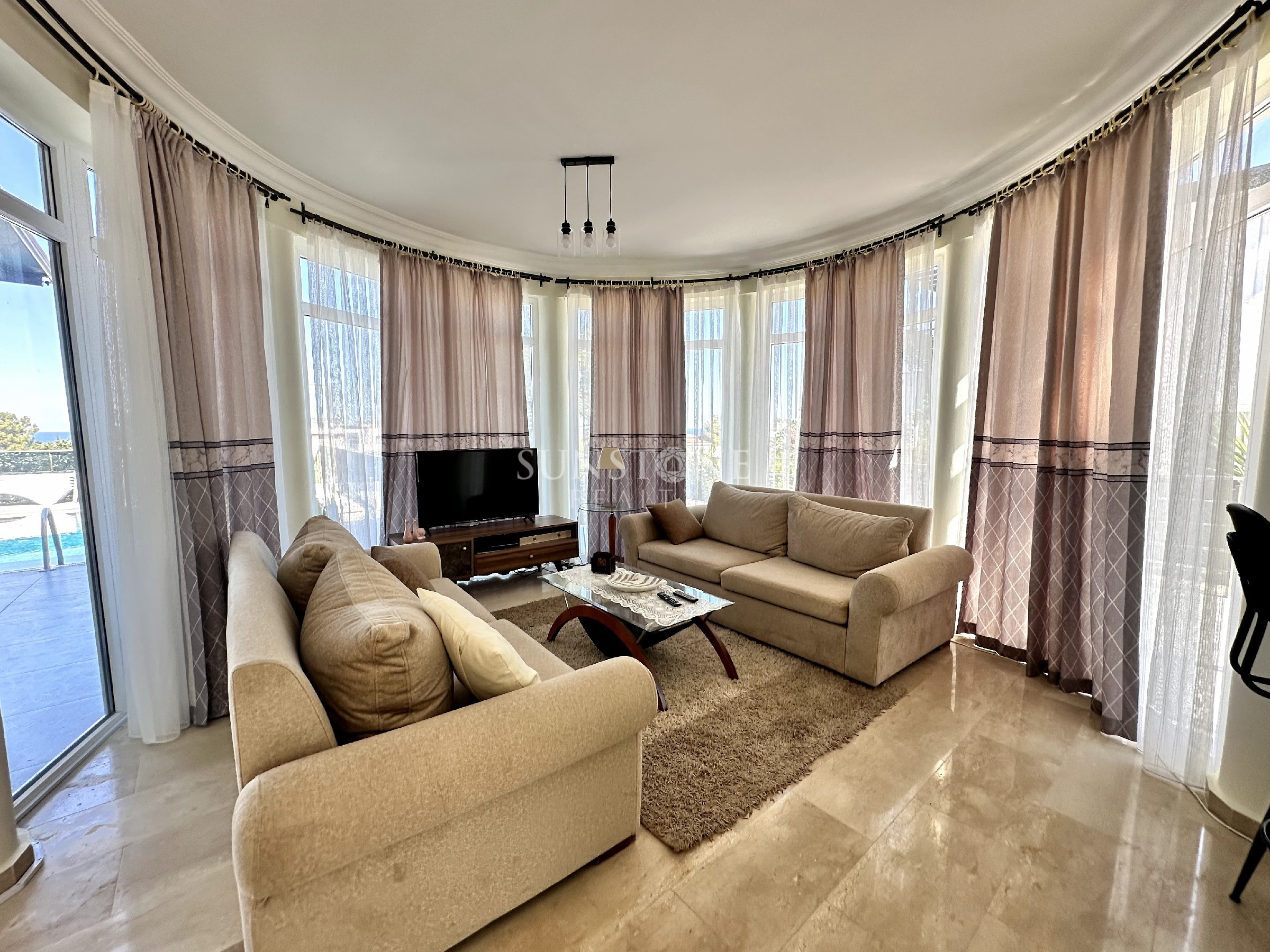 Kıbrıs Girne Alsancak Bölgesinde Satılık 4 Yatak Odalı Villa. 3