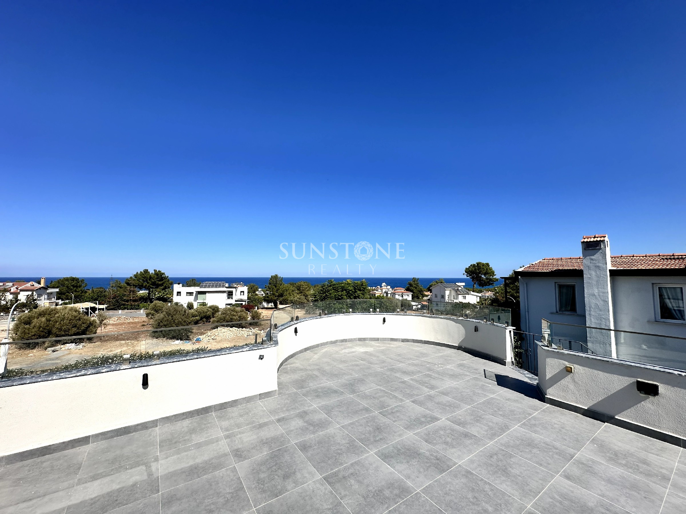 Kıbrıs Girne Alsancak Bölgesinde Satılık 4 Yatak Odalı Villa. 17