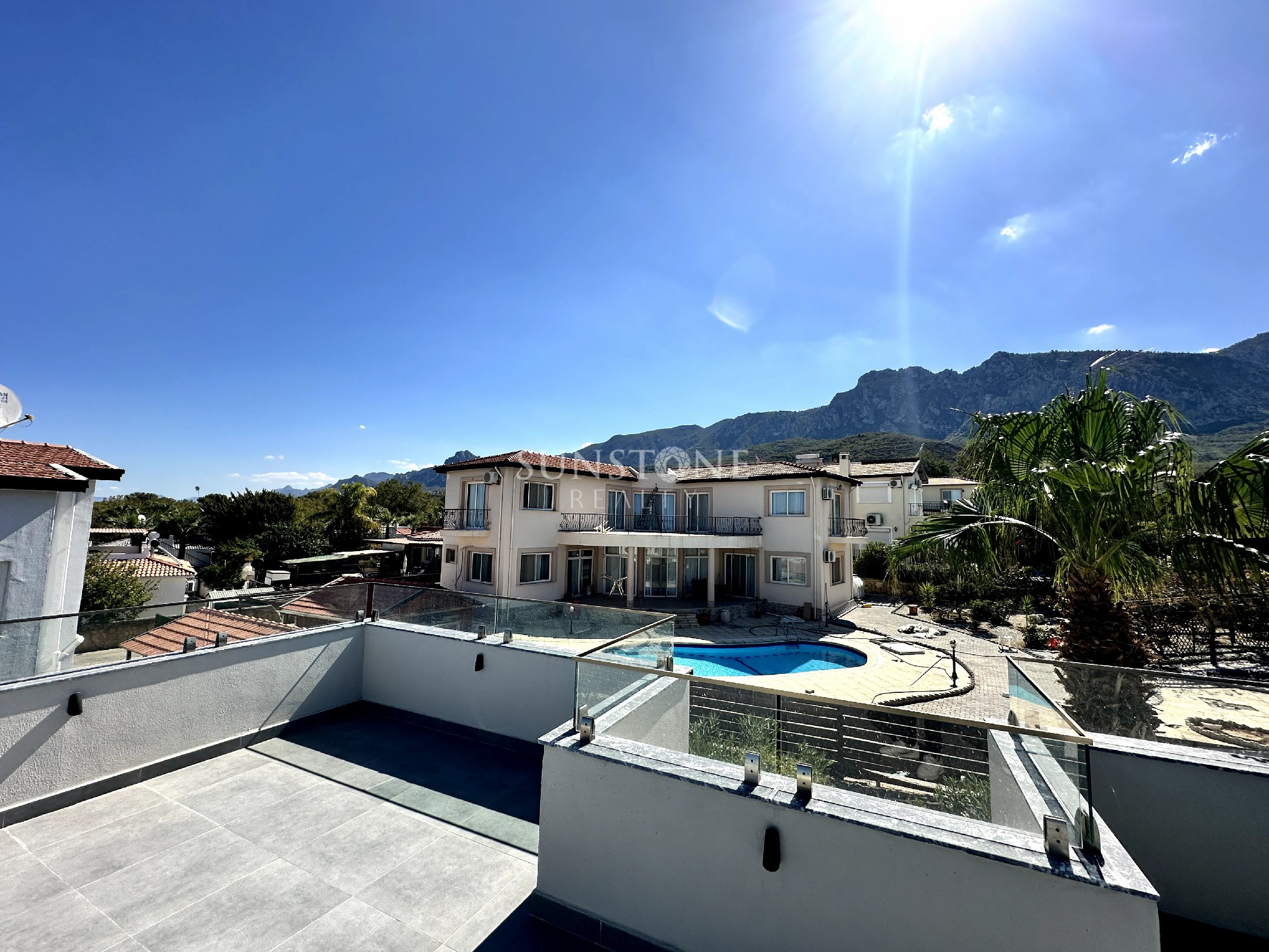 Kıbrıs Girne Alsancak Bölgesinde Satılık 4 Yatak Odalı Villa. 16