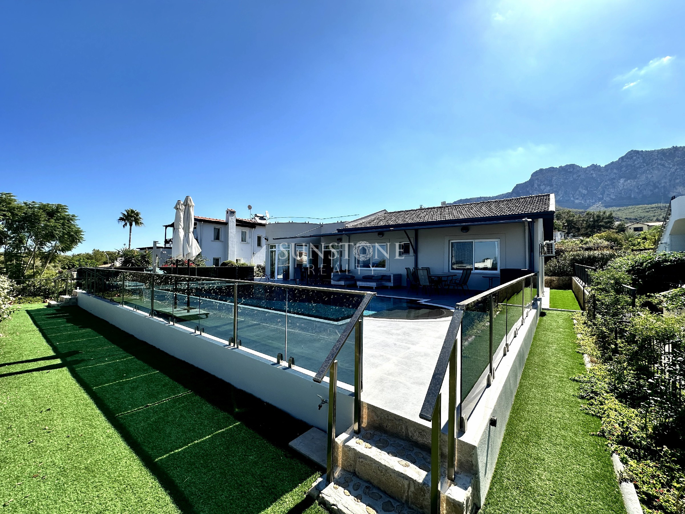 Kıbrıs Girne Alsancak Bölgesinde Satılık 4 Yatak Odalı Villa. 19