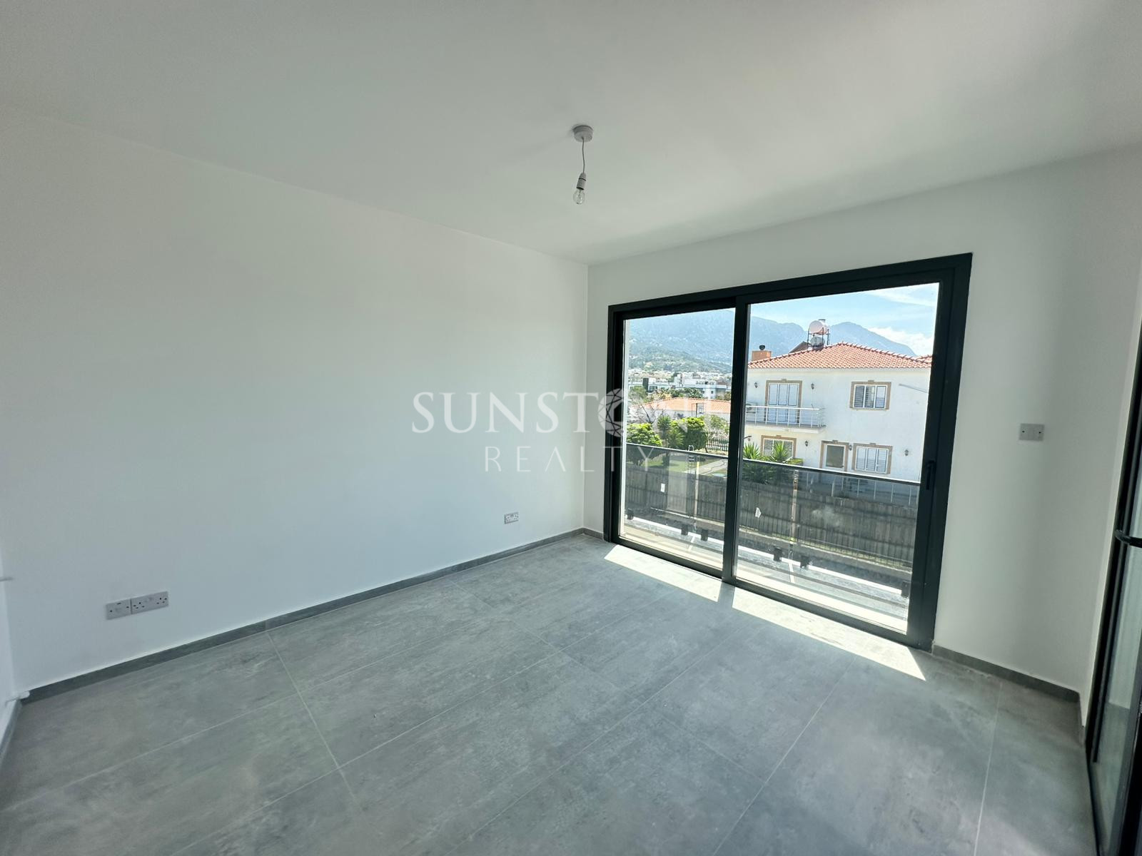 Kıbrıs Girne Alsancak Bölgesinde Satılık 4 Yatak Odalı Modern Villalar 13