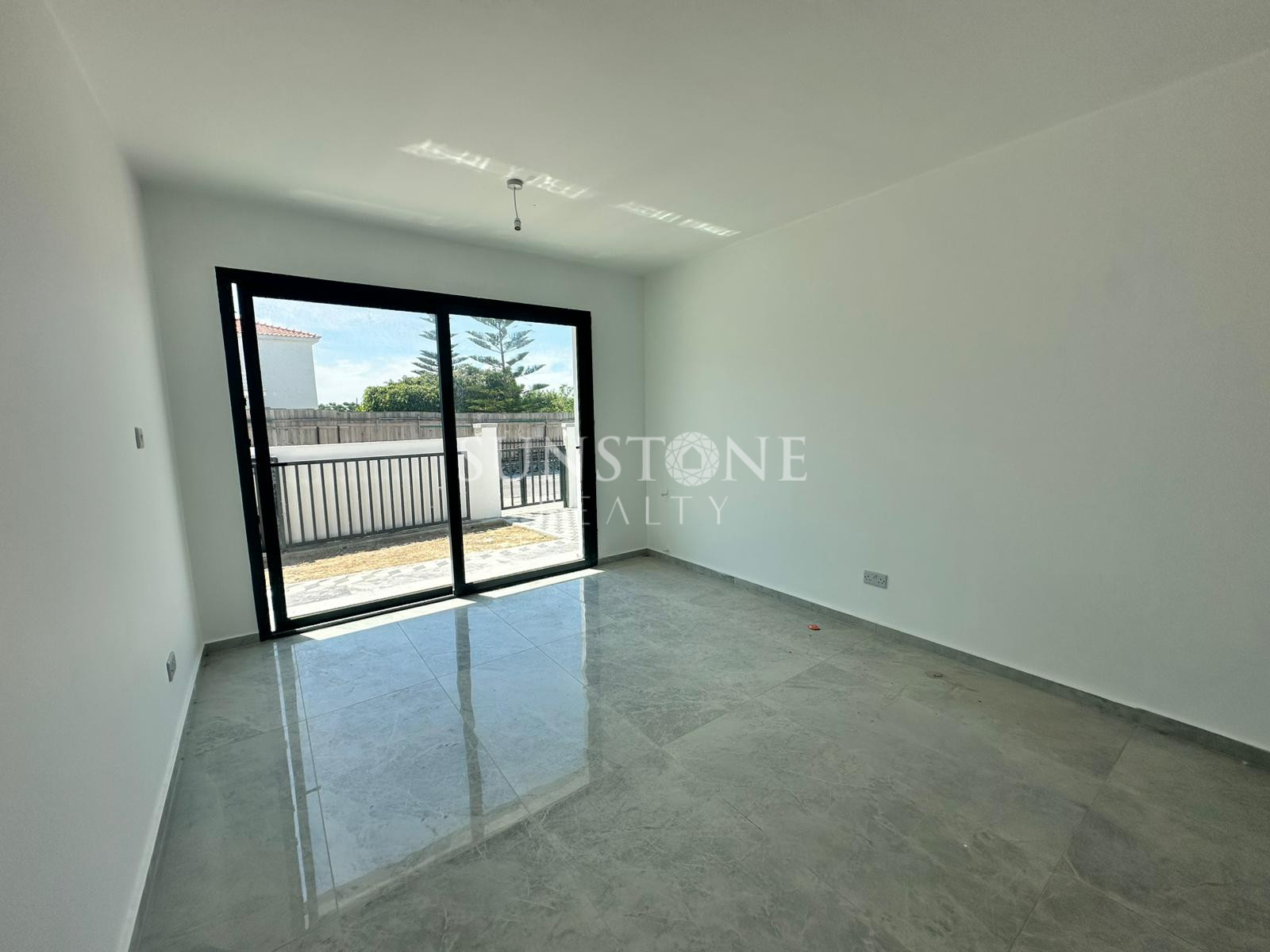 Kıbrıs Girne Alsancak Bölgesinde Satılık 4 Yatak Odalı Modern Villalar 17