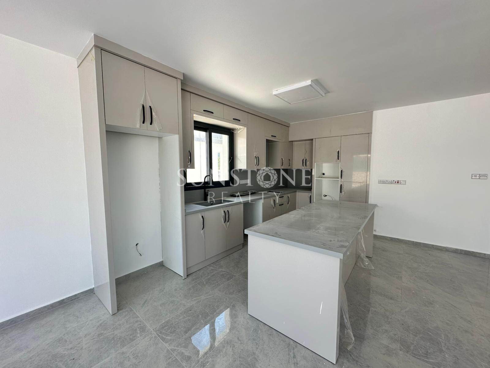 Kıbrıs Girne Alsancak Bölgesinde Satılık 4 Yatak Odalı Modern Villalar 8