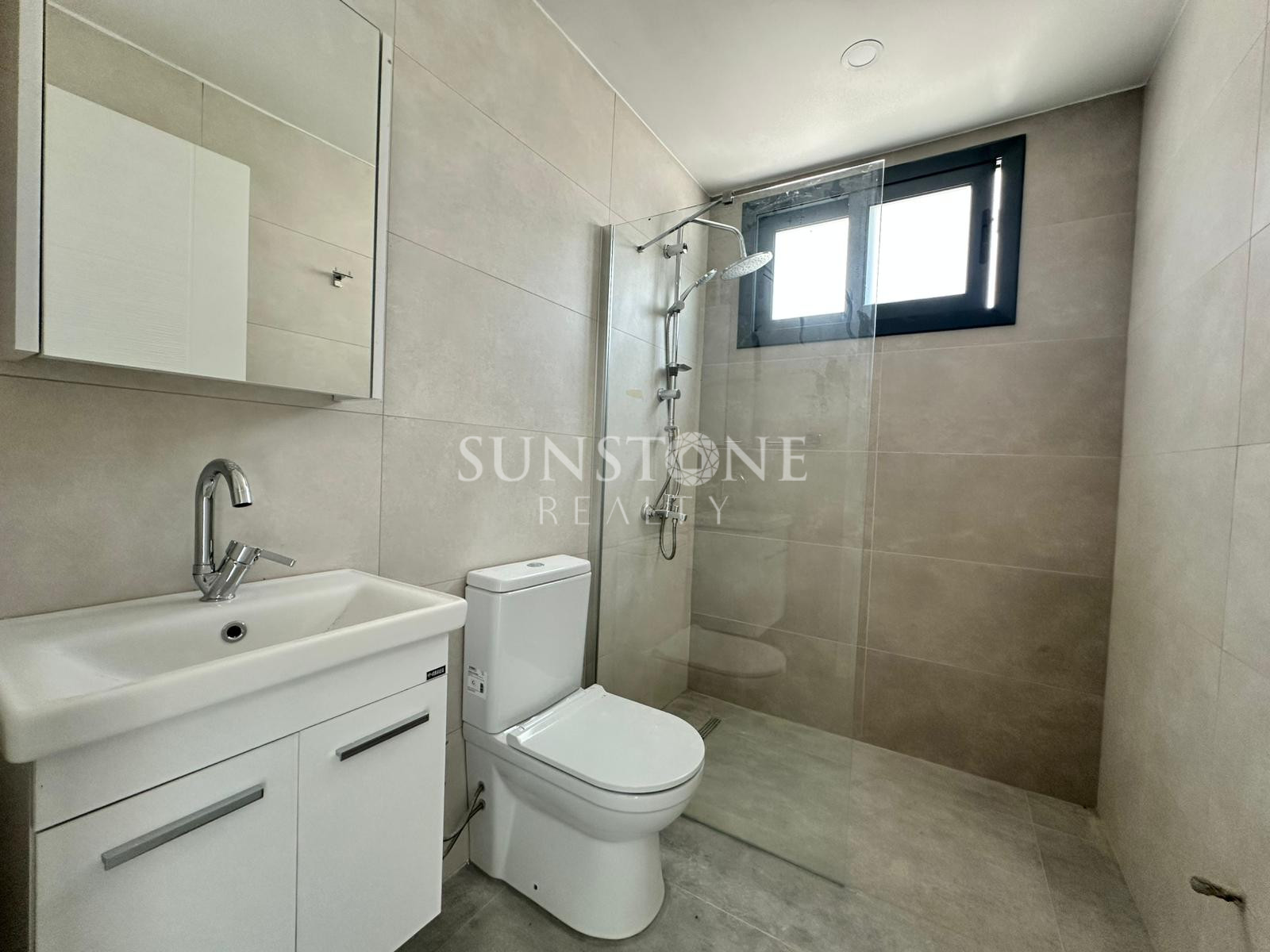 Kıbrıs Girne Alsancak Bölgesinde Satılık 4 Yatak Odalı Modern Villalar 18