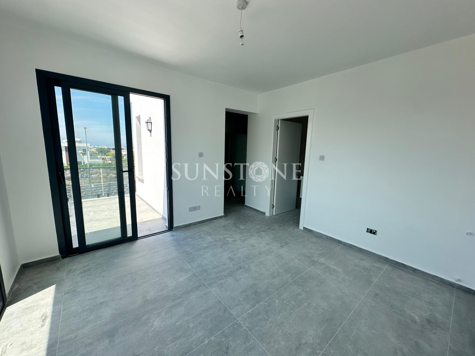 Kıbrıs Girne Alsancak Bölgesinde Satılık 4 Yatak Odalı Modern Villalar 12