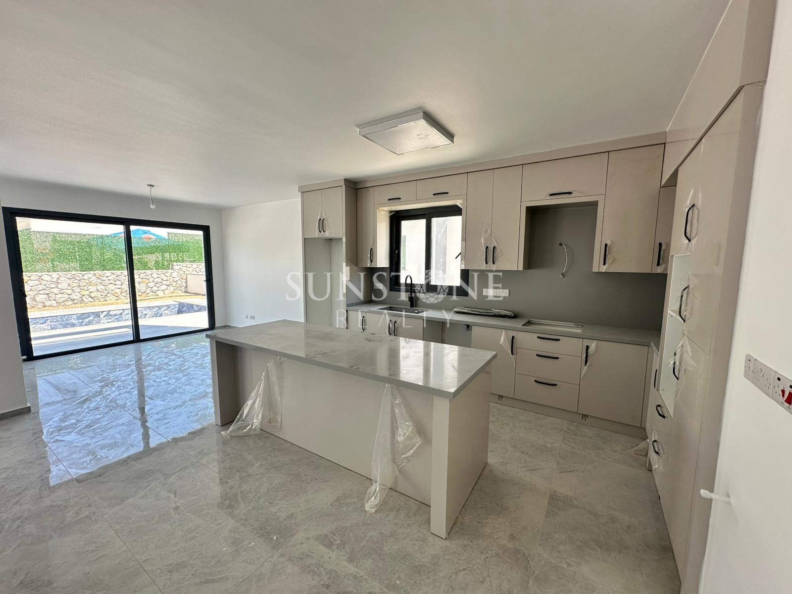 Kıbrıs Girne Alsancak Bölgesinde Satılık 4 Yatak Odalı Modern Villalar 7