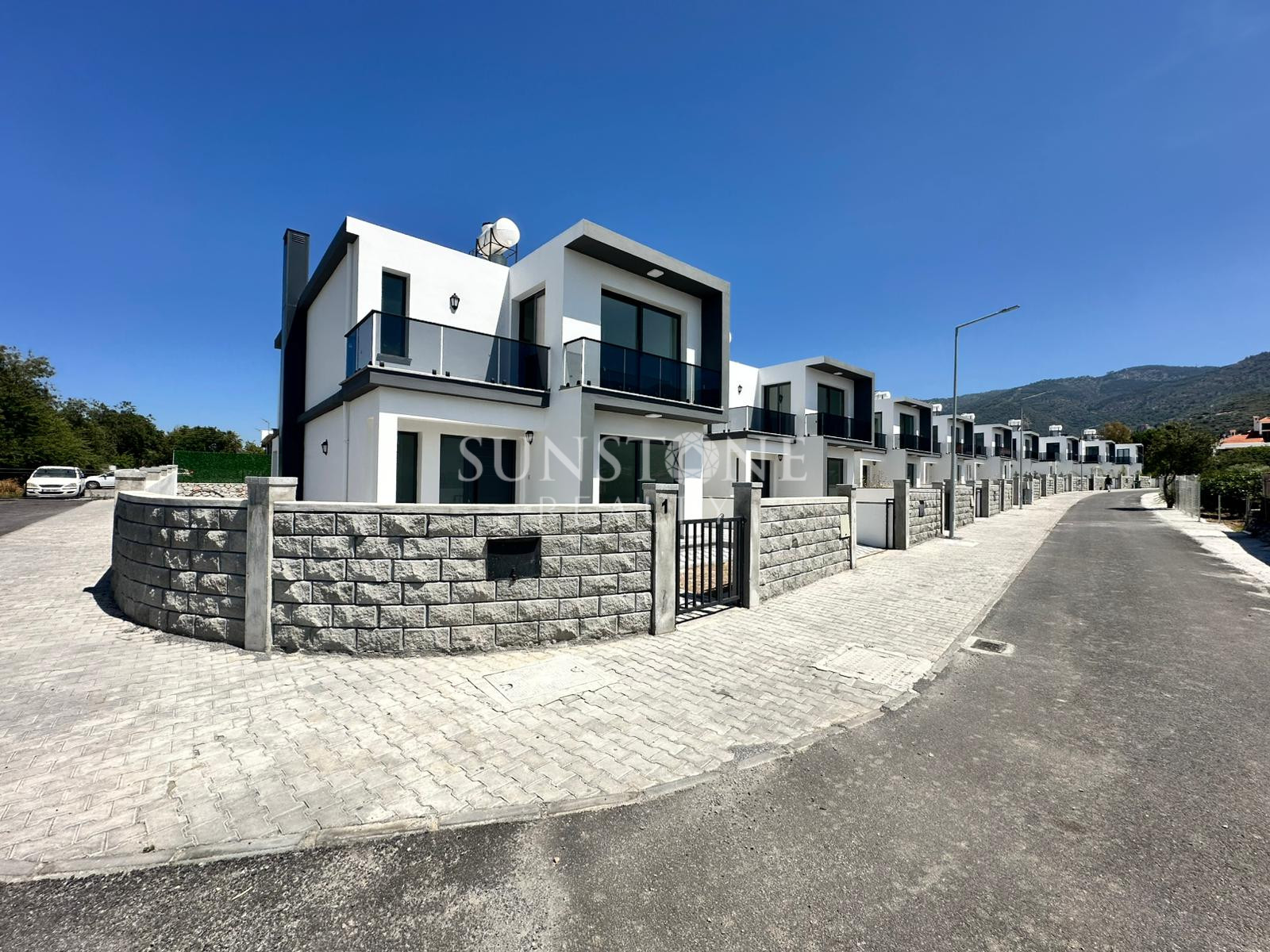 Kıbrıs Girne Alsancak Bölgesinde Satılık 4 Yatak Odalı Modern Villalar 19