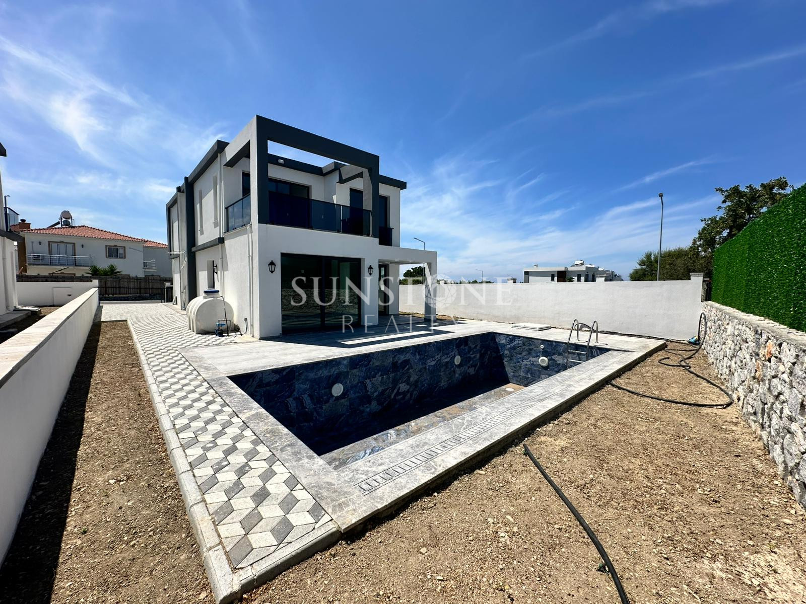 Kıbrıs Girne Alsancak Bölgesinde Satılık 4 Yatak Odalı Modern Villalar 2