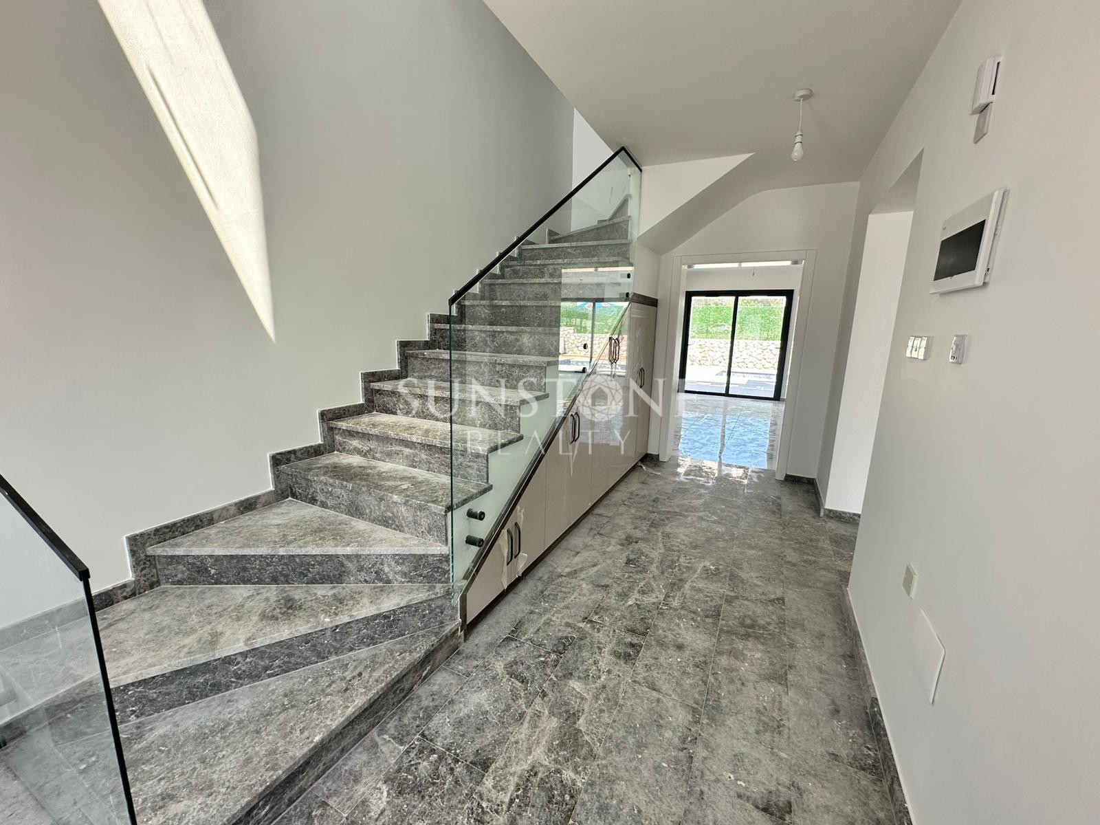 Kıbrıs Girne Alsancak Bölgesinde Satılık 4 Yatak Odalı Modern Villalar 4