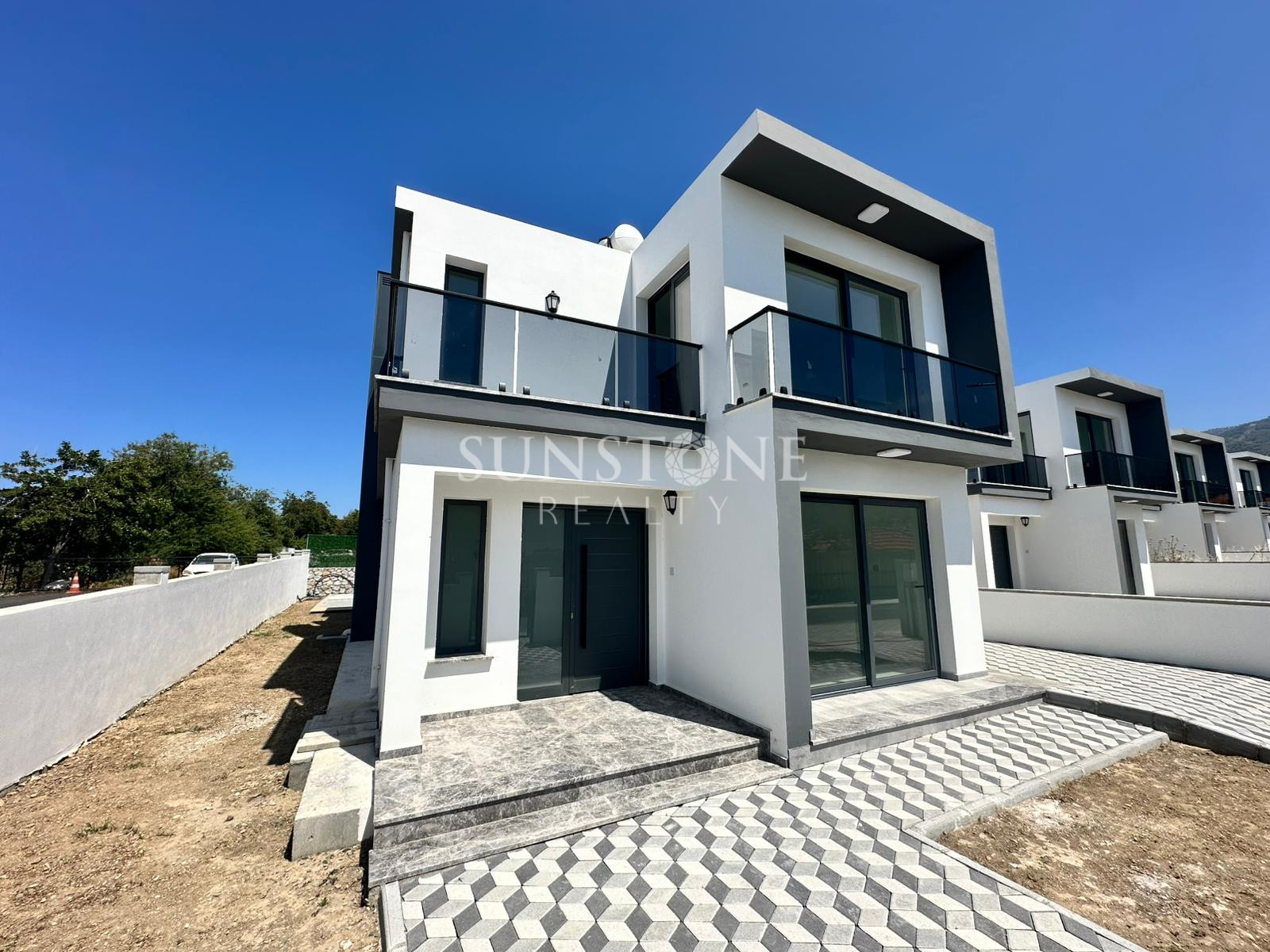 Kıbrıs Girne Alsancak Bölgesinde Satılık 4 Yatak Odalı Modern Villalar 3