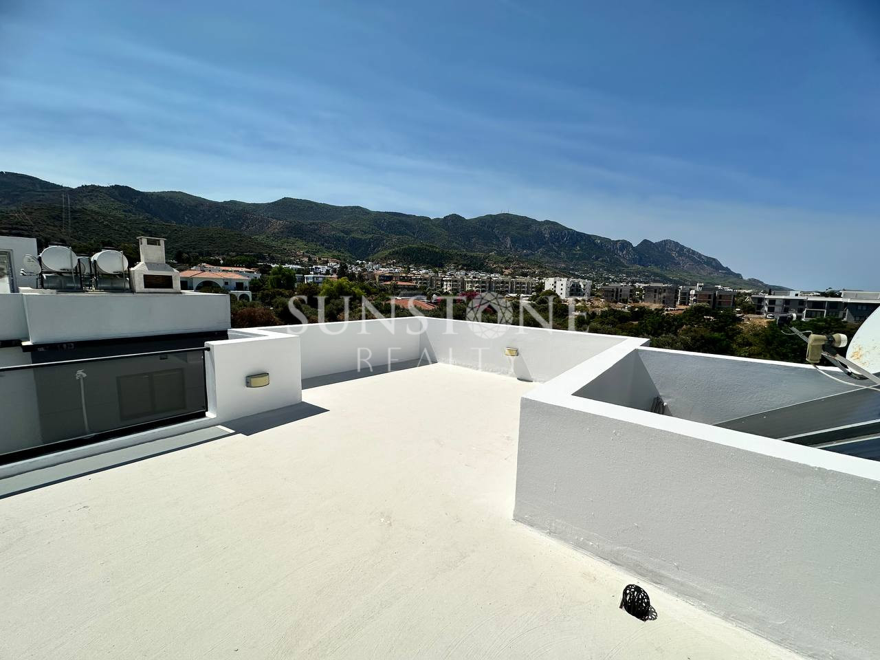 Kıbrıs Girne Alsancak Bölgesinde Satılık Full Eşyalı 2+1 Penthouse Daire. 12
