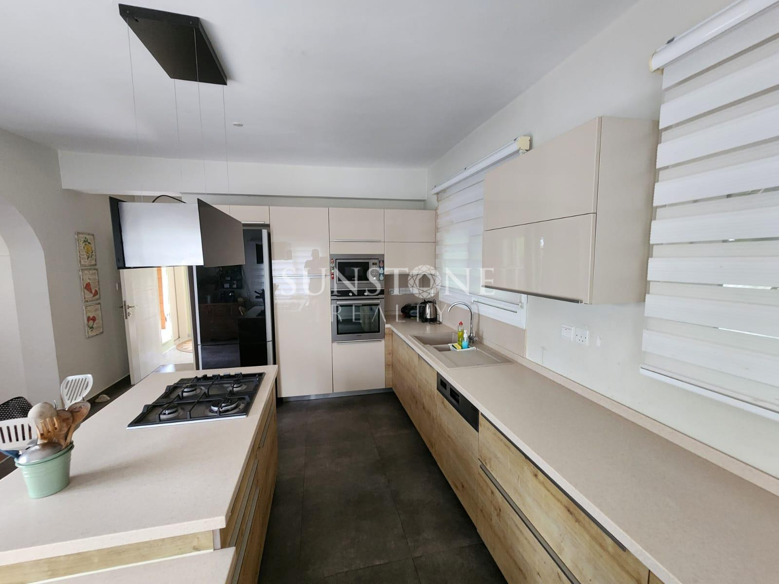 Kıbrıs Girne Bellapais 'da Dağ ve Deniz Manzaralı Full Eşyalı 3+1 Kiralık Villa  9