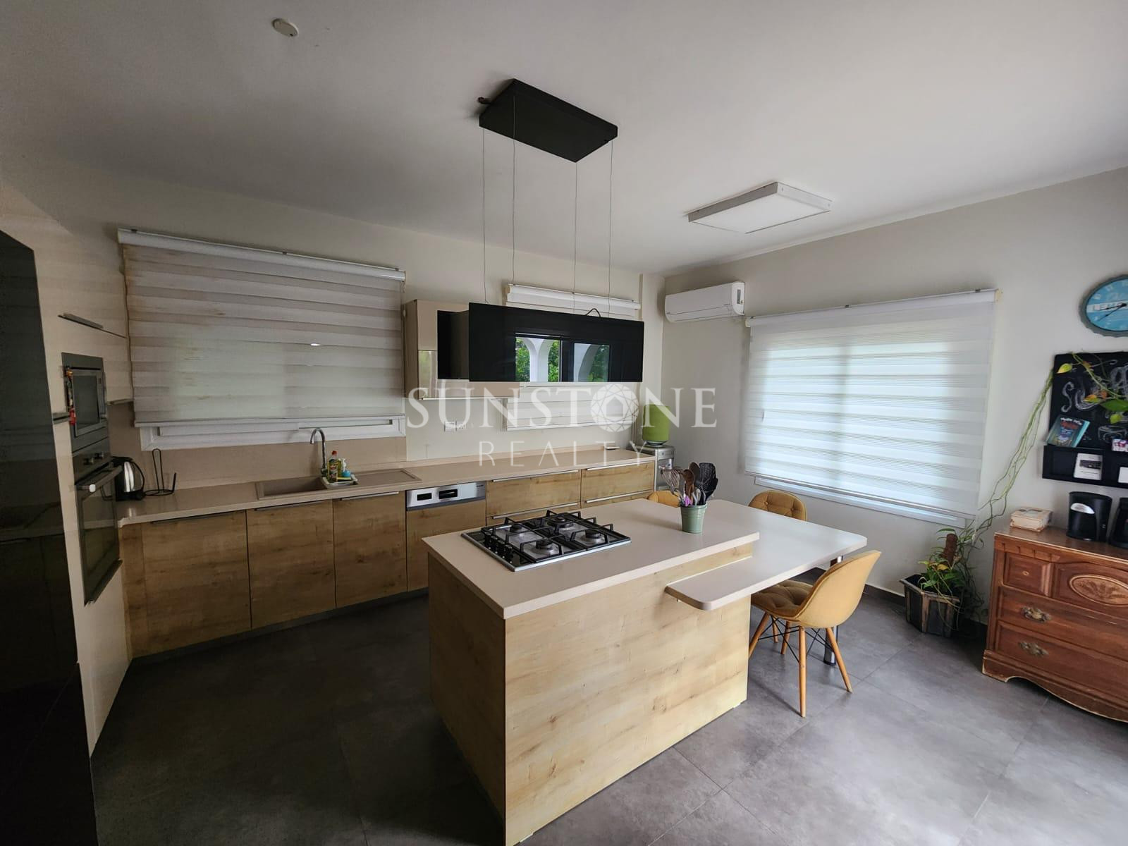 Kıbrıs Girne Bellapais 'da Dağ ve Deniz Manzaralı Full Eşyalı 3+1 Kiralık Villa  8