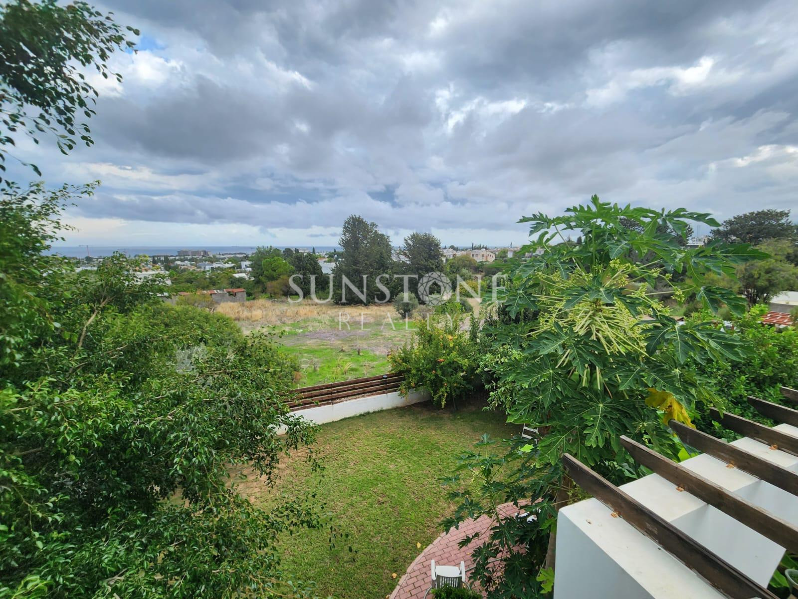 Kıbrıs Girne Bellapais 'da Dağ ve Deniz Manzaralı Full Eşyalı 3+1 Kiralık Villa  22