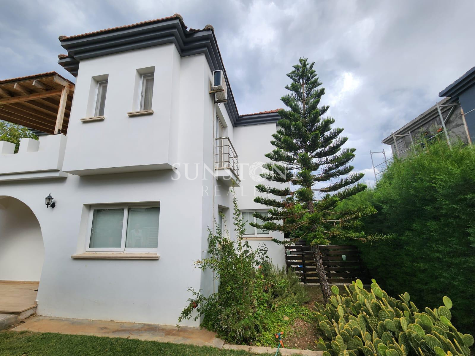 Kıbrıs Girne Bellapais 'da Dağ ve Deniz Manzaralı Full Eşyalı 3+1 Kiralık Villa  2