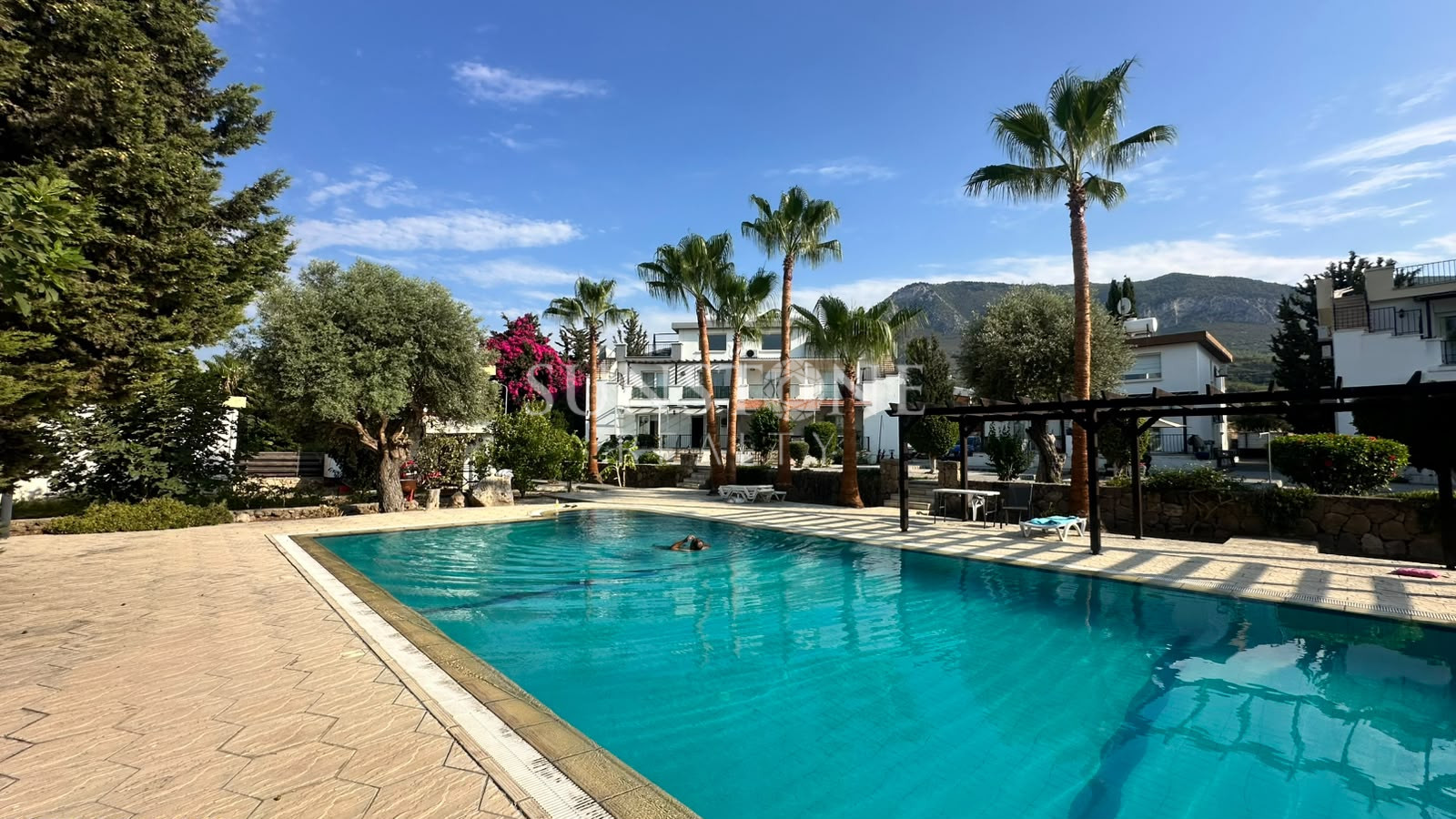 Kıbrıs Girne Bellapais'ta ESK 'ya Yürüyüş mesafesinde  Ortak Havuzlu Full Eşya Kiralık ı 3+1 Daire 12