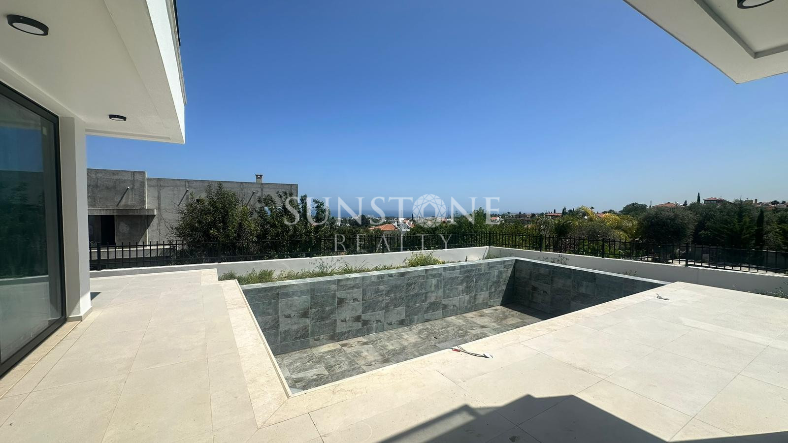 Kıbrıs Girne Bellapais'te Modern Tasarımlı Satılık Özel Yüzme Havuzlu 4+1 Villalar 22