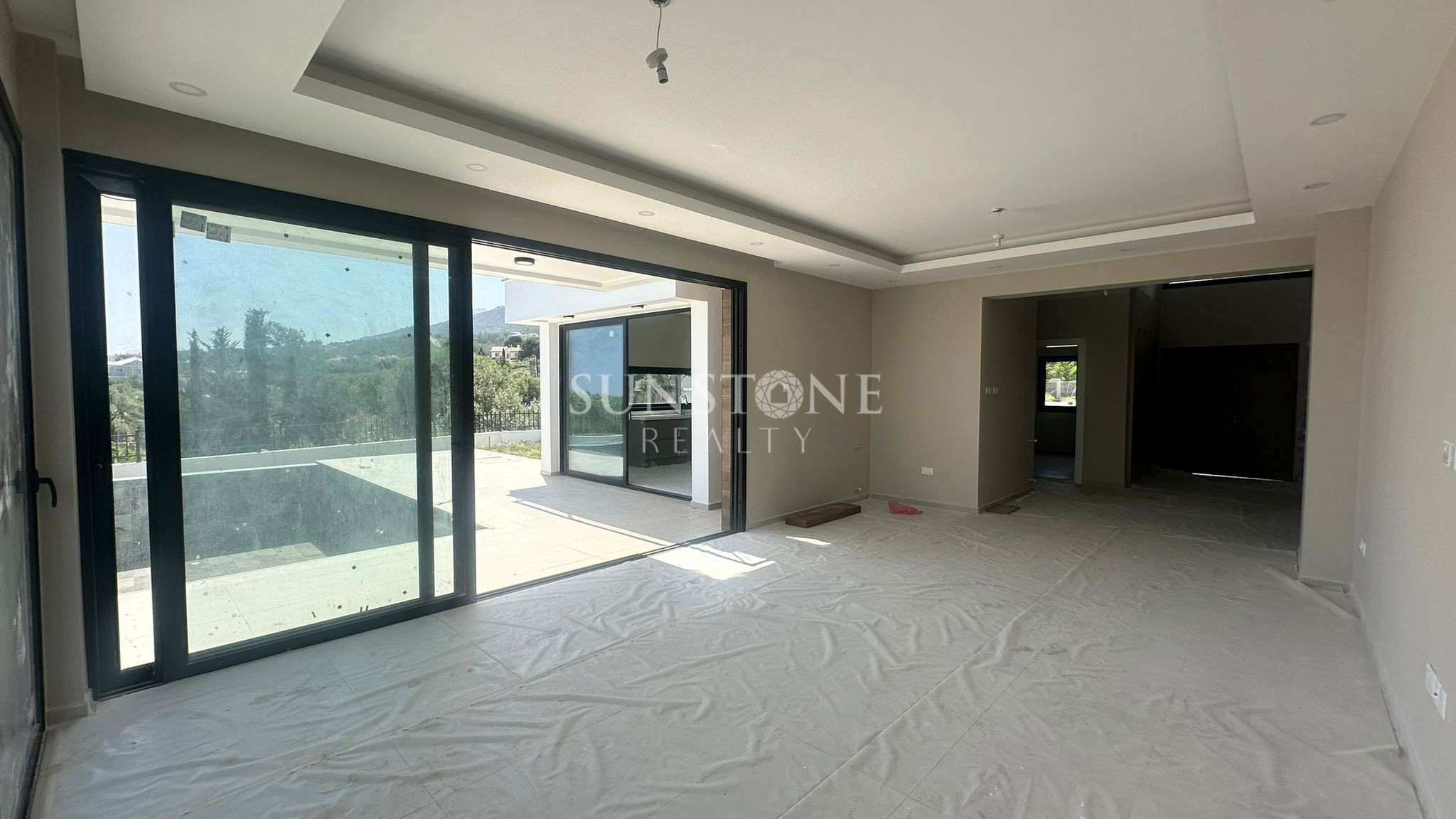 Kıbrıs Girne Bellapais'te Modern Tasarımlı Satılık Özel Yüzme Havuzlu 4+1 Villalar 2