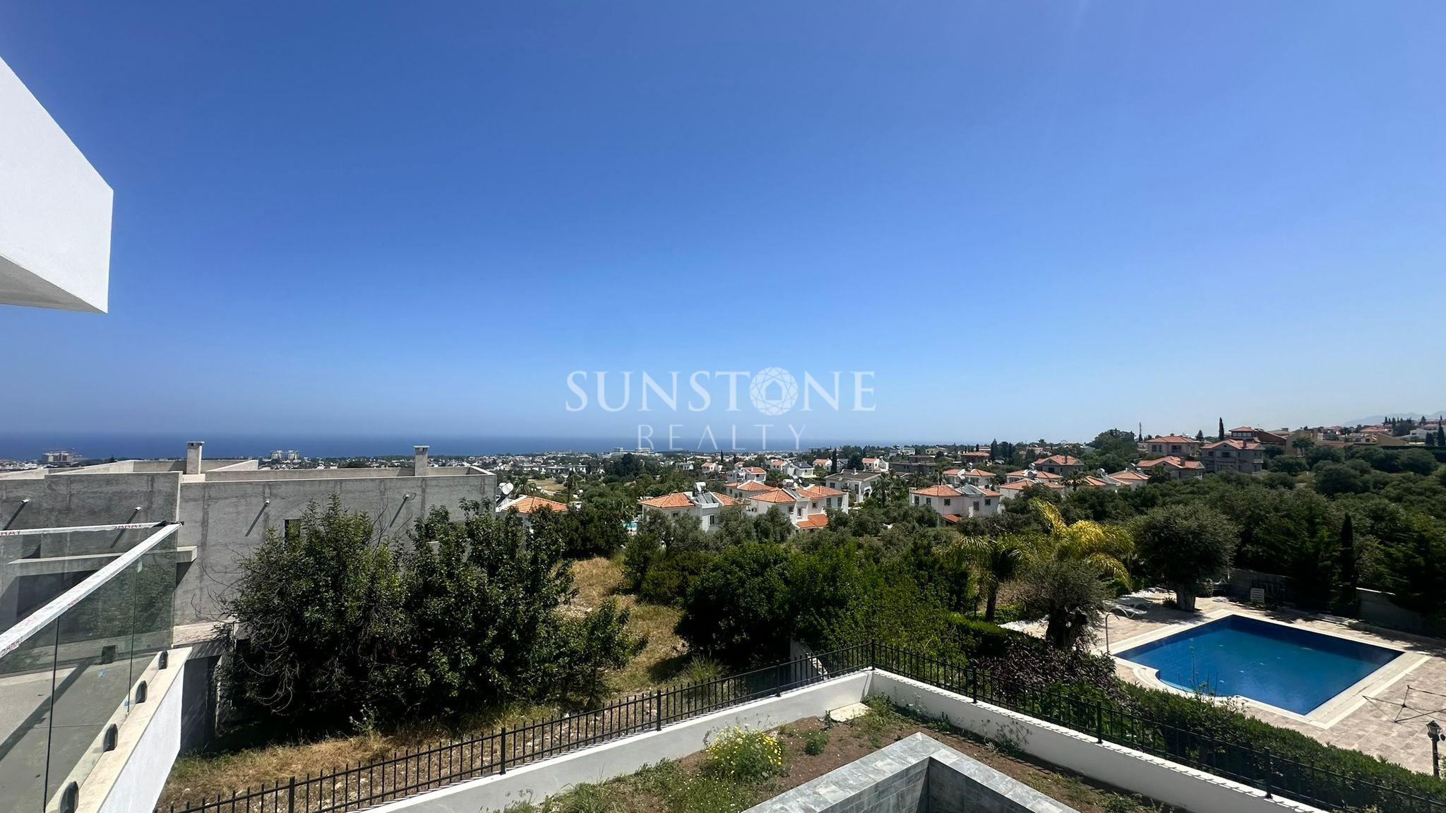 Kıbrıs Girne Bellapais'te Modern Tasarımlı Satılık Özel Yüzme Havuzlu 4+1 Villalar 20