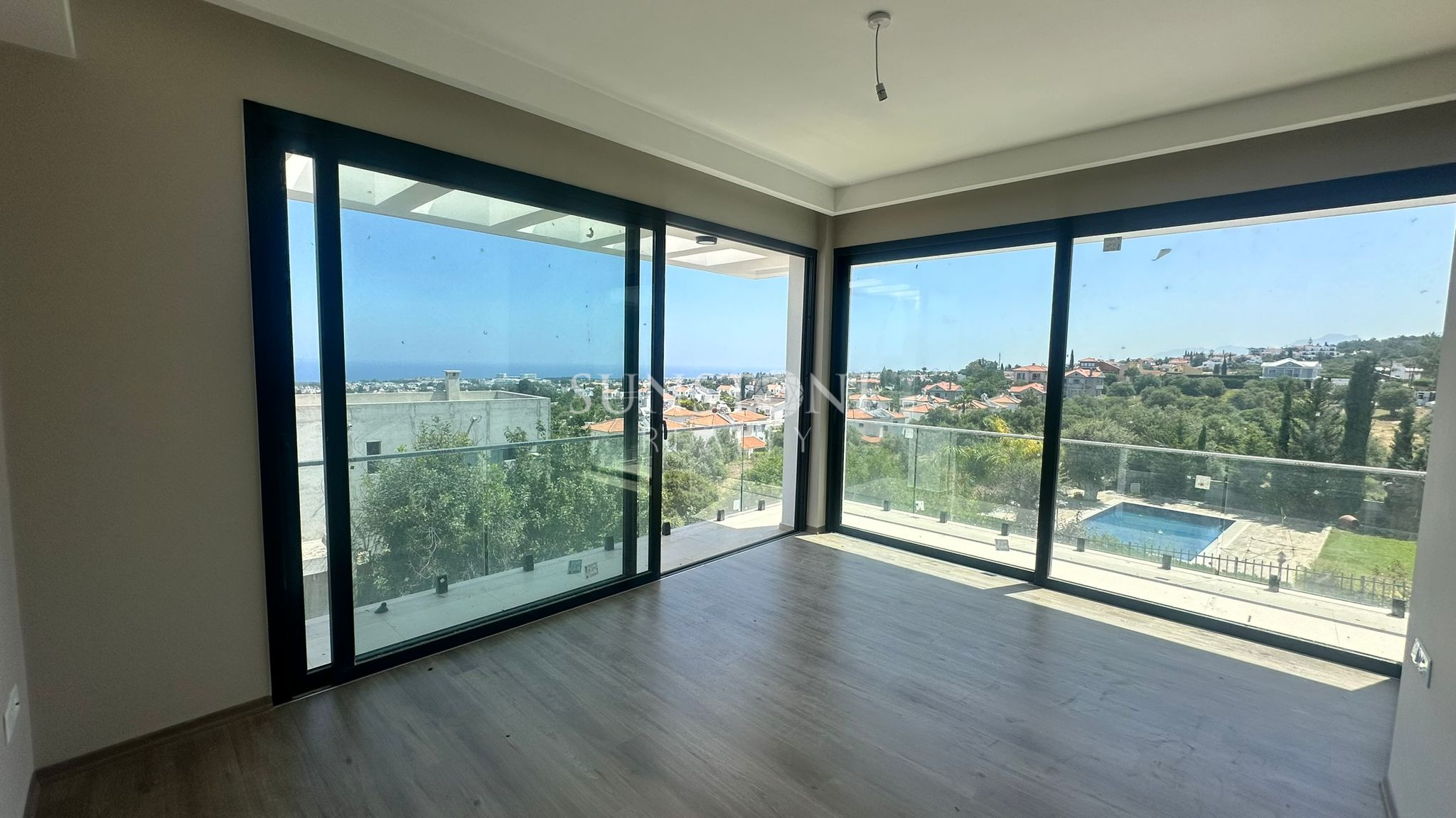 Kıbrıs Girne Bellapais'te Modern Tasarımlı Satılık Özel Yüzme Havuzlu 4+1 Villalar 15