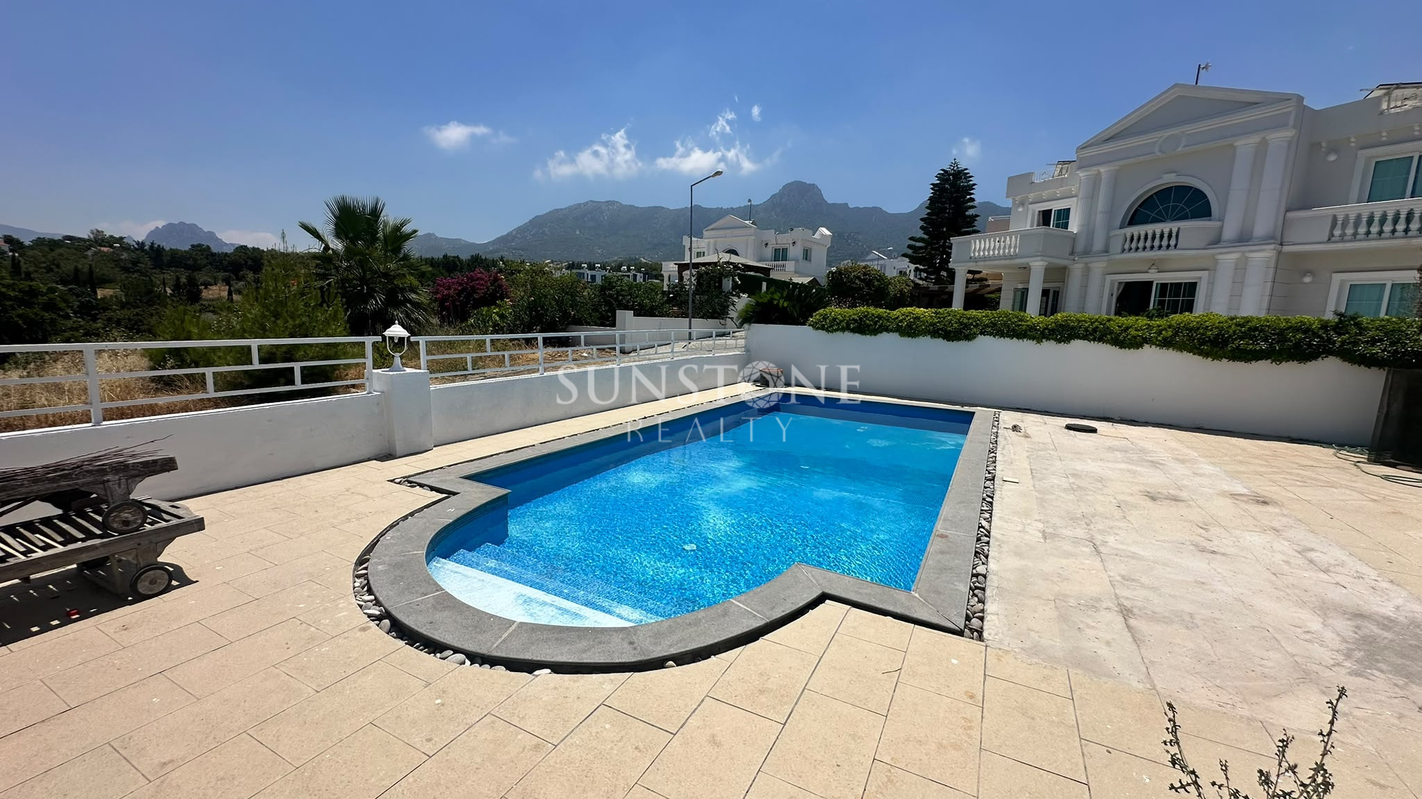 Kıbrıs Girne Çatalköy'de Dağ ve Deniz Manzaralı Chamada Otel'e Yürüme Mesafinde Full Eşyalı Özel Yüzme Havuzlu 3+1 Villa 5
