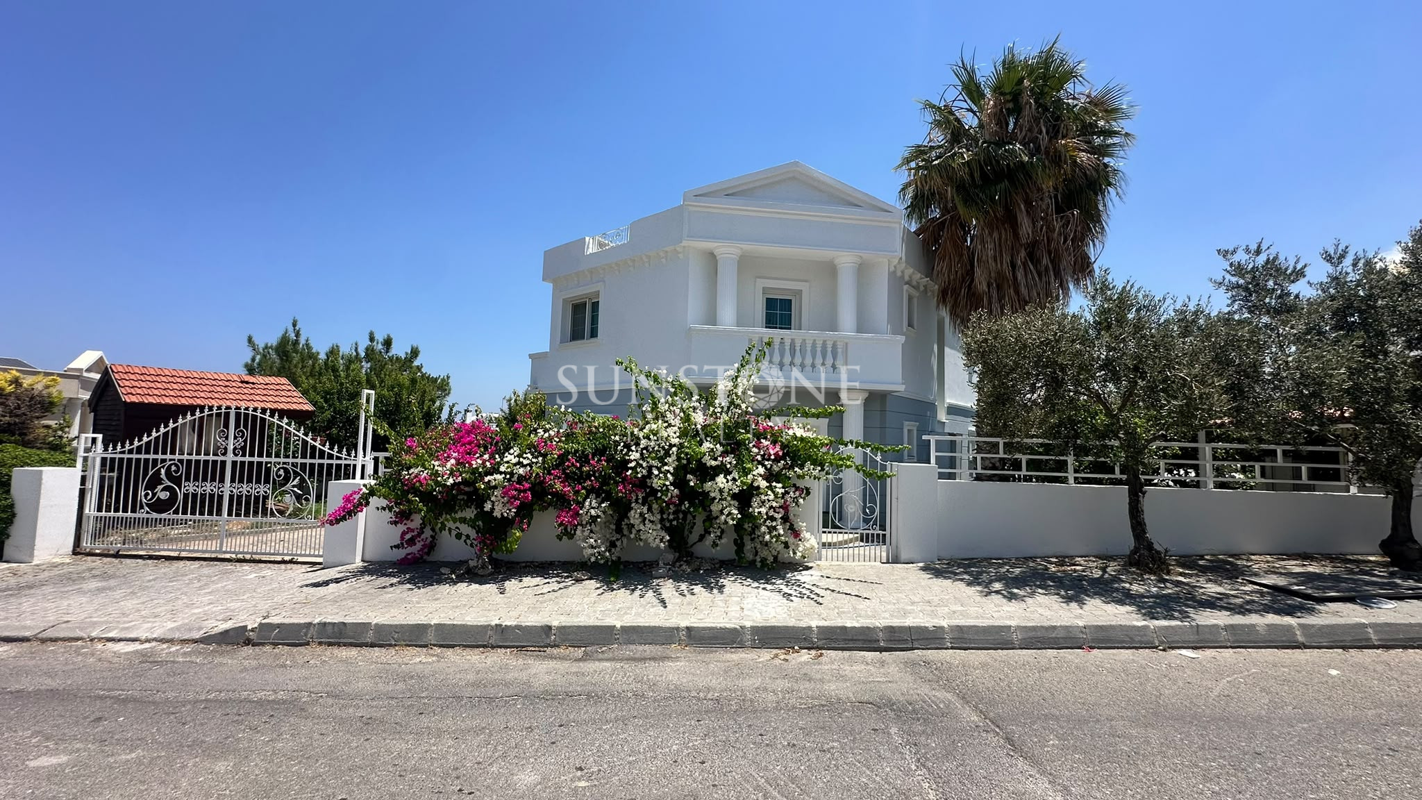 Kıbrıs Girne Çatalköy'de Dağ ve Deniz Manzaralı Chamada Otel'e Yürüme Mesafinde Full Eşyalı Özel Yüzme Havuzlu 3+1 Villa 2