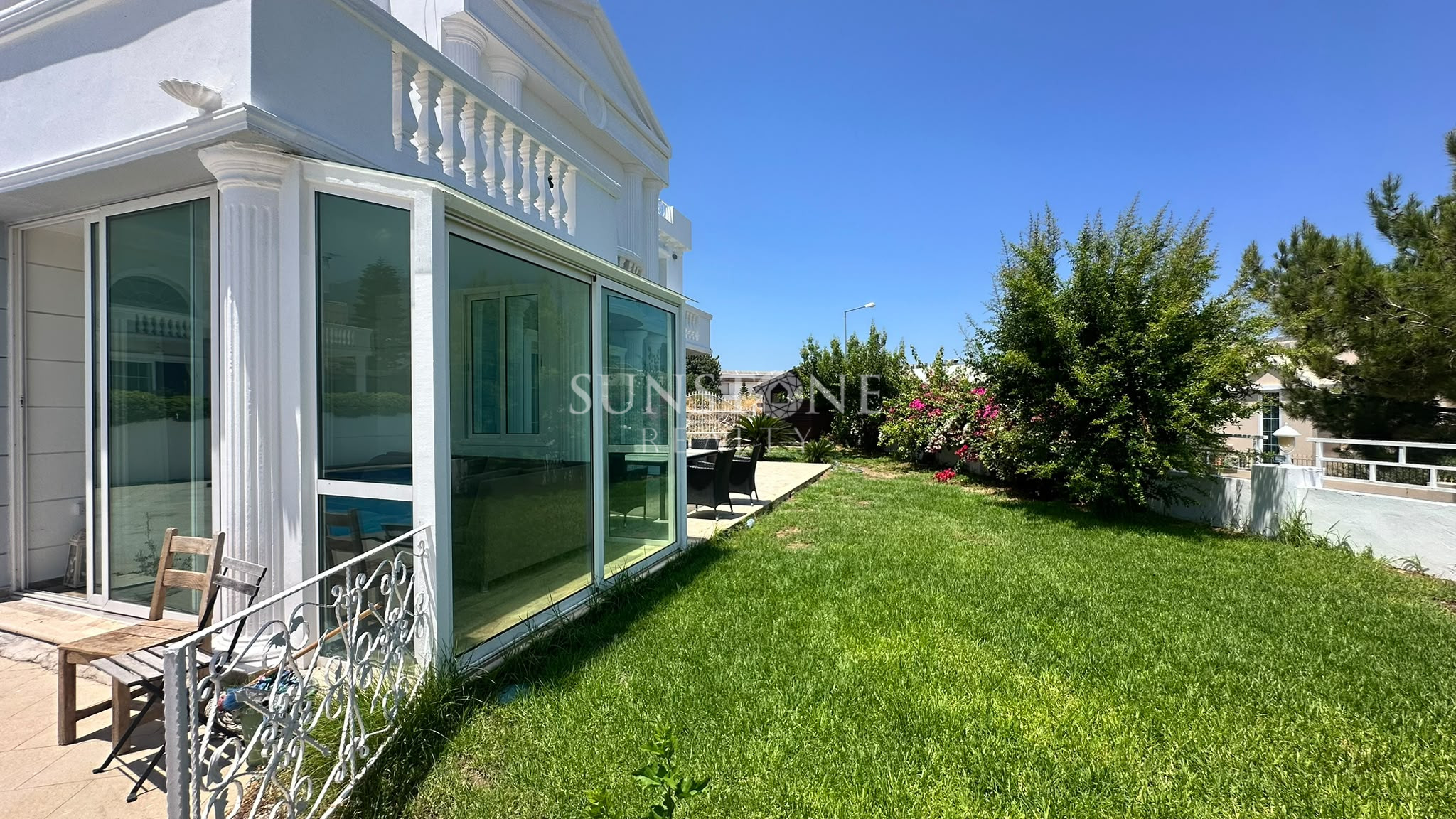 Kıbrıs Girne Çatalköy'de Dağ ve Deniz Manzaralı Chamada Otel'e Yürüme Mesafinde Full Eşyalı Özel Yüzme Havuzlu 3+1 Villa 6