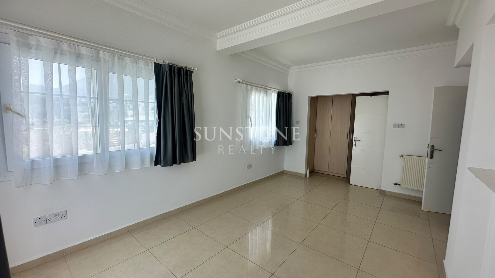 Kıbrıs Girne Çatalköy'de Dağ ve Deniz Manzaralı Chamada Otel'e Yürüme Mesafinde Full Eşyalı Özel Yüzme Havuzlu 3+1 Villa 21
