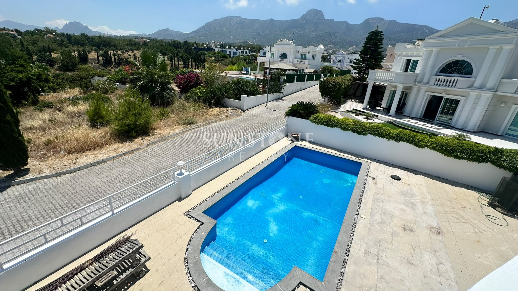Kıbrıs Girne Çatalköy'de Dağ ve Deniz Manzaralı Chamada Otel'e Yürüme Mesafinde Full Eşyalı Özel Yüzme Havuzlu 3+1 Villa 23