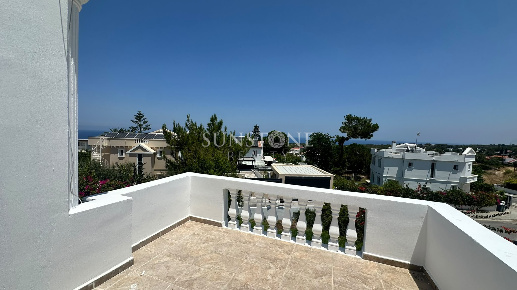 Kıbrıs Girne Çatalköy'de Dağ ve Deniz Manzaralı Chamada Otel'e Yürüme Mesafinde Full Eşyalı Özel Yüzme Havuzlu 3+1 Villa 24