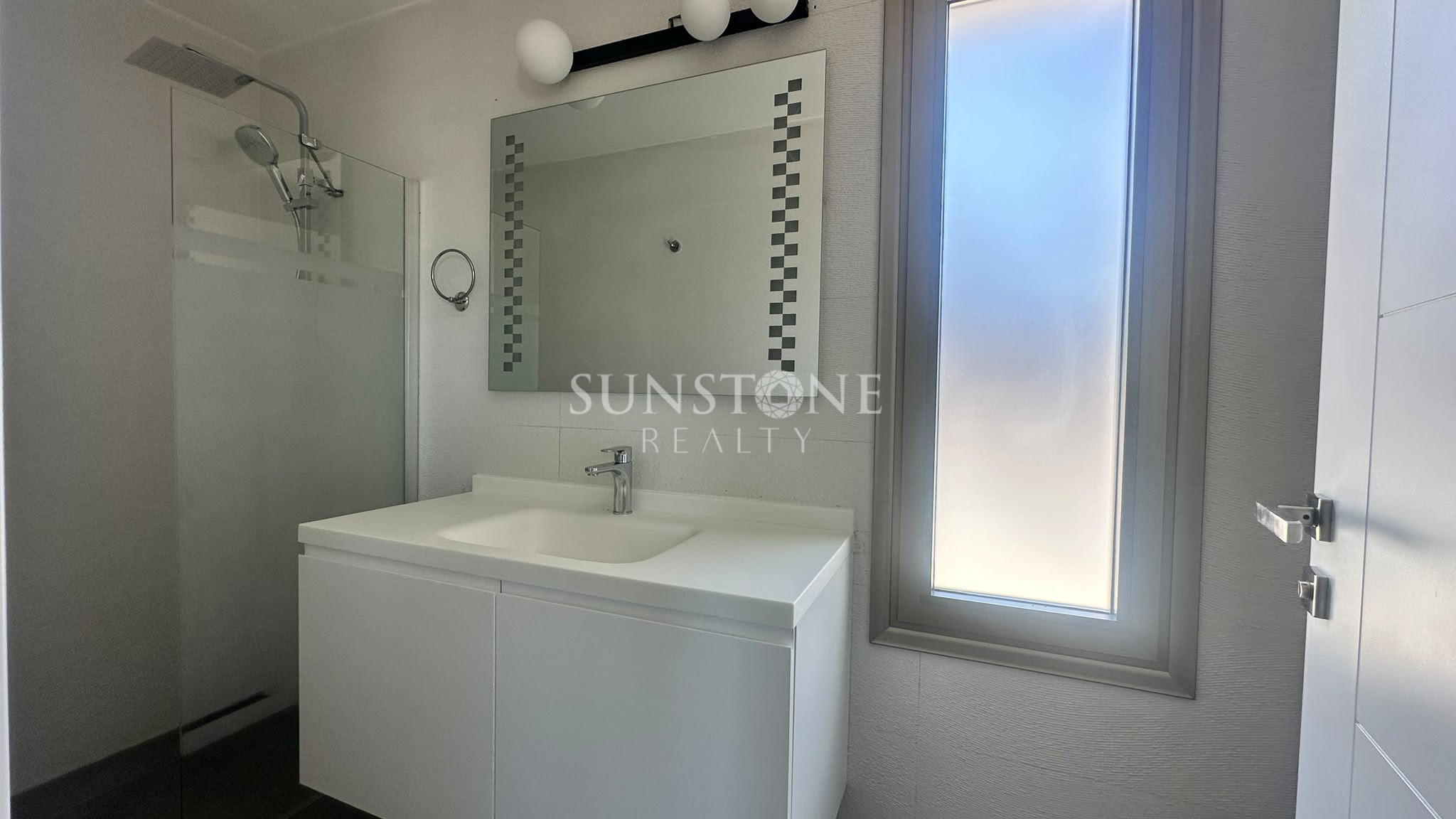 Kıbrıs Girne Çatalköy'de Denize 200 Metre Mesafede Ö zel Hvuzlu Full Eşyalı Lüks Kiralık 3+1 Villa 18