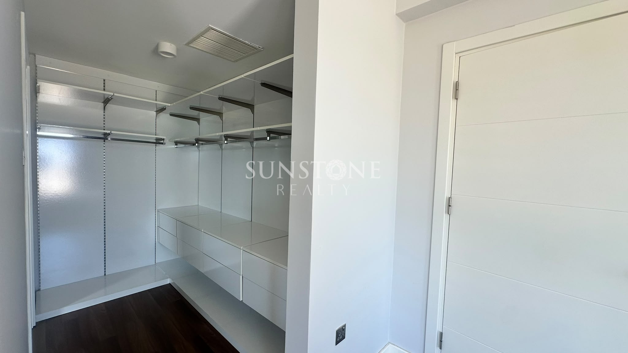 Kıbrıs Girne Çatalköy'de Denize 200 Metre Mesafede Ö zel Hvuzlu Full Eşyalı Lüks Kiralık 3+1 Villa 17