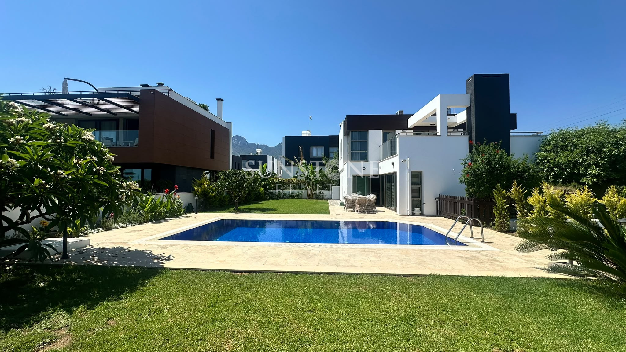 Kıbrıs Girne Çatalköy'de Denize 200 Metre Mesafede Ö zel Hvuzlu Full Eşyalı Lüks Kiralık 3+1 Villa 2