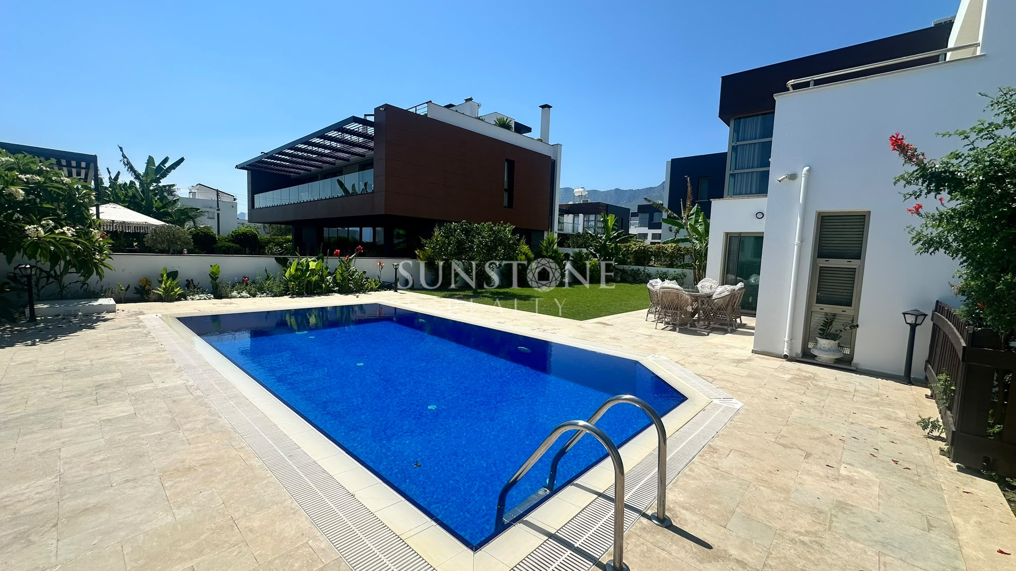 Kıbrıs Girne Çatalköy'de Denize 200 Metre Mesafede Ö zel Hvuzlu Full Eşyalı Lüks Kiralık 3+1 Villa 11