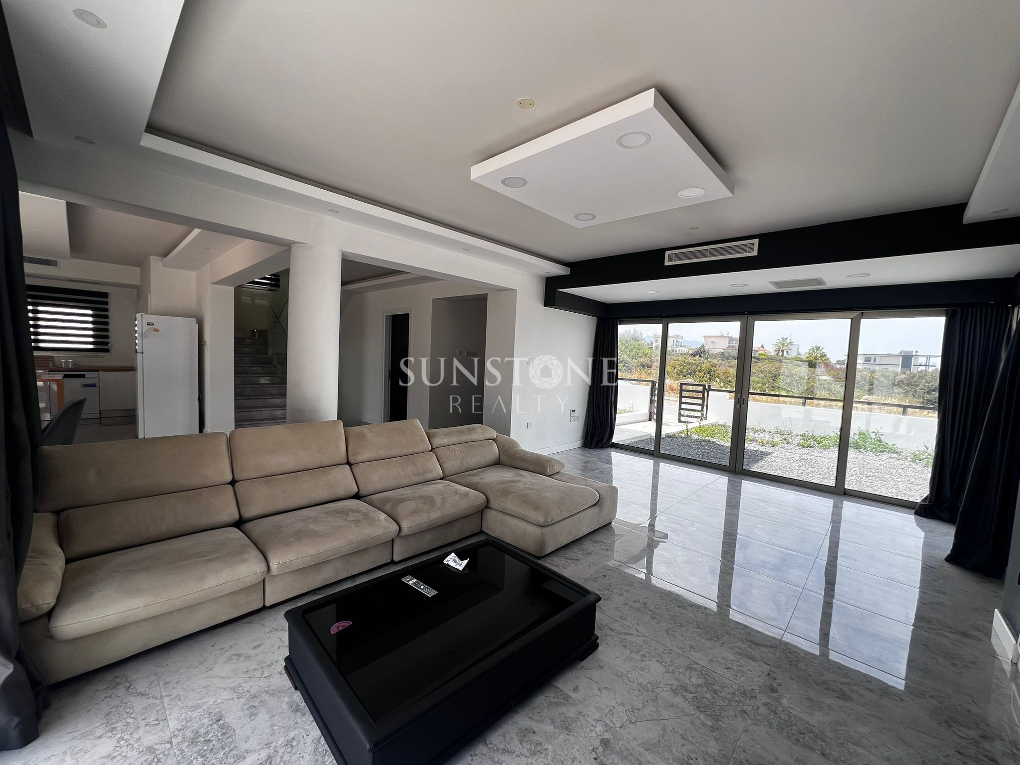 Kıbrıs Girne Çatalköy'de Denize Yürüme Mesafesinde Lüks Kiralık Eşyalı 3+1 Villa 2