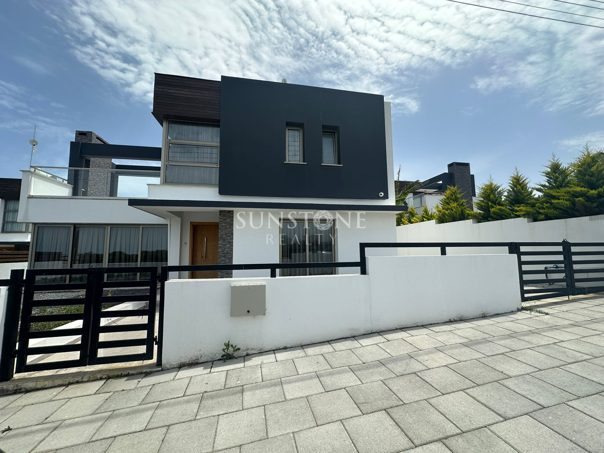 Kıbrıs Girne Çatalköy'de Denize Yürüme Mesafesinde Lüks Kiralık Eşyalı 3+1 Villa 21