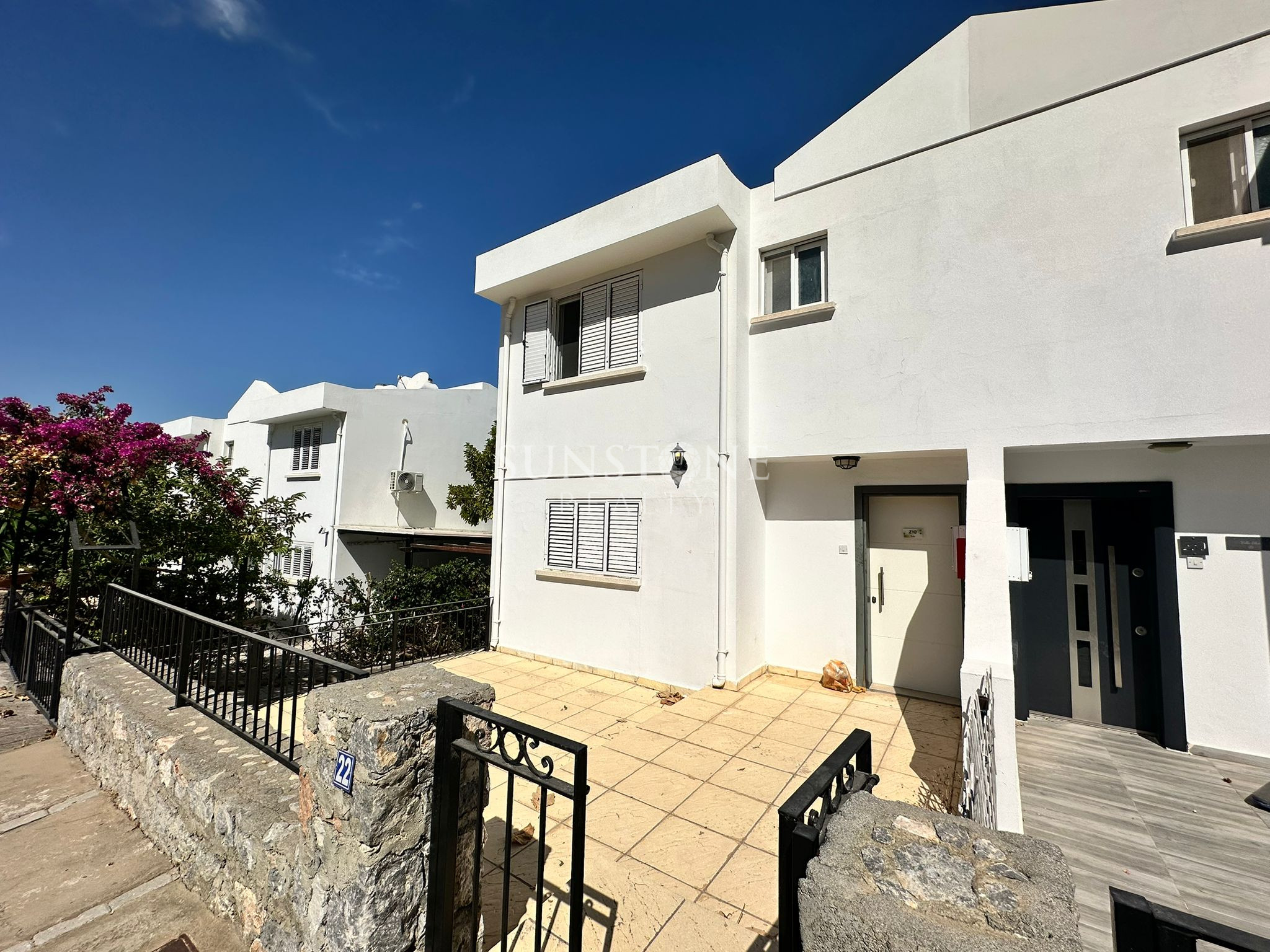 Kıbrıs Girne Çatalköy'de Ortak Havuzlu Site İçerisinde Satılık  Full Eşyalı İkiz Villa  2