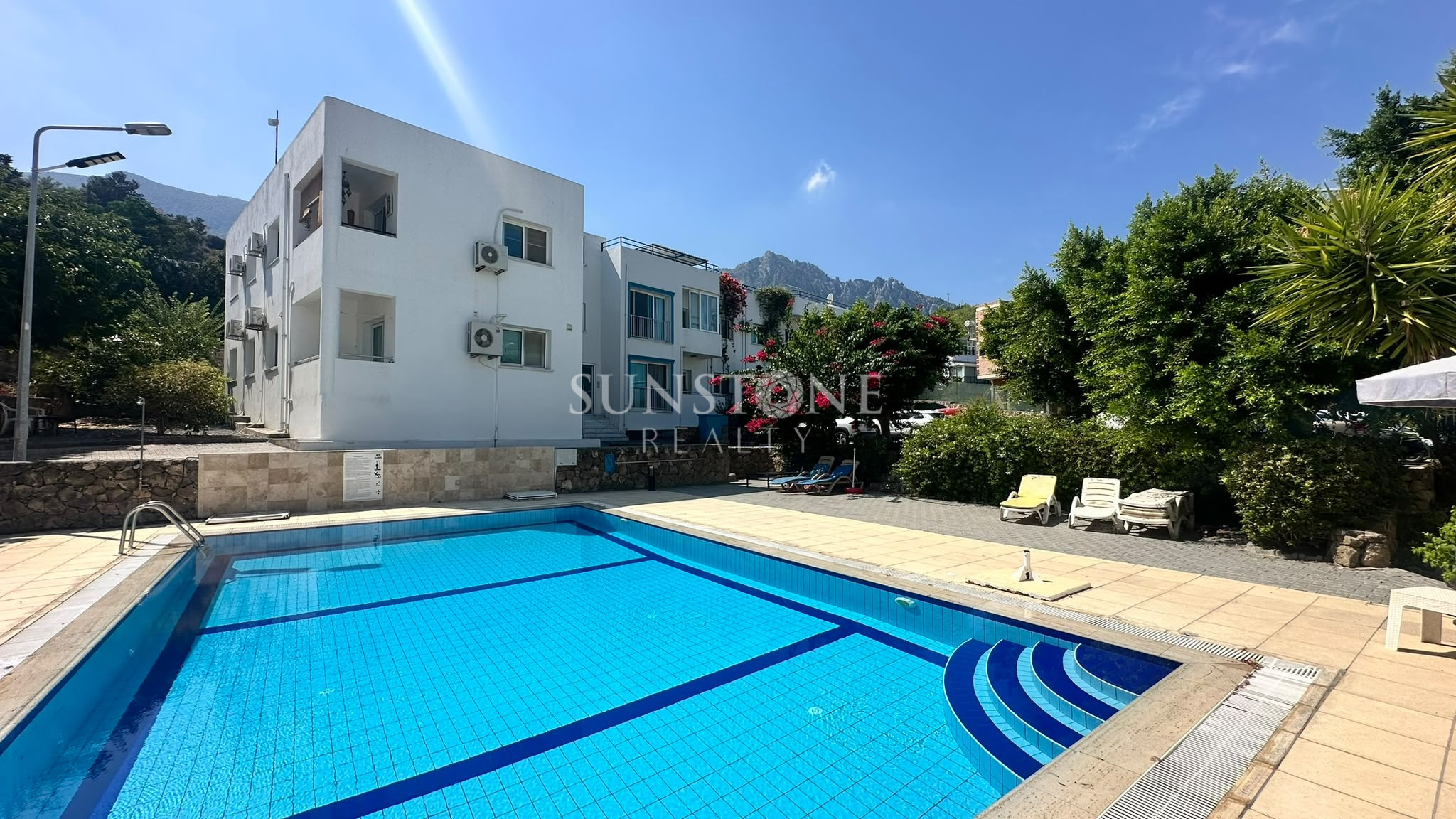 Kıbrıs Girne Edremit'te Ortak Havuzlu Site İçerisinde Full Eşyalı Kiralık 2+1 Daire 2