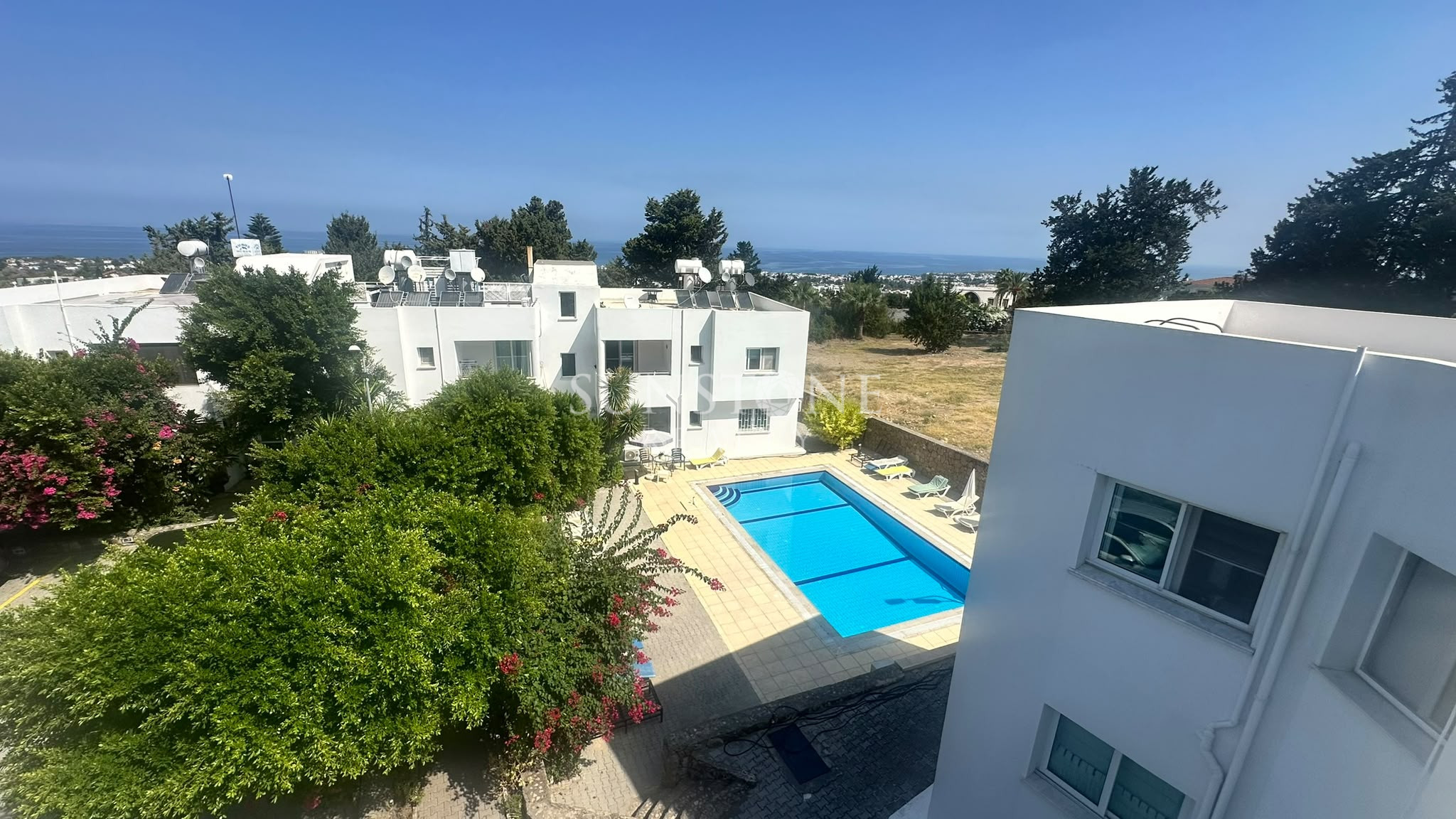 Kıbrıs Girne Edremit'te Ortak Havuzlu Site İçerisinde Full Eşyalı Kiralık 2+1 Daire 12