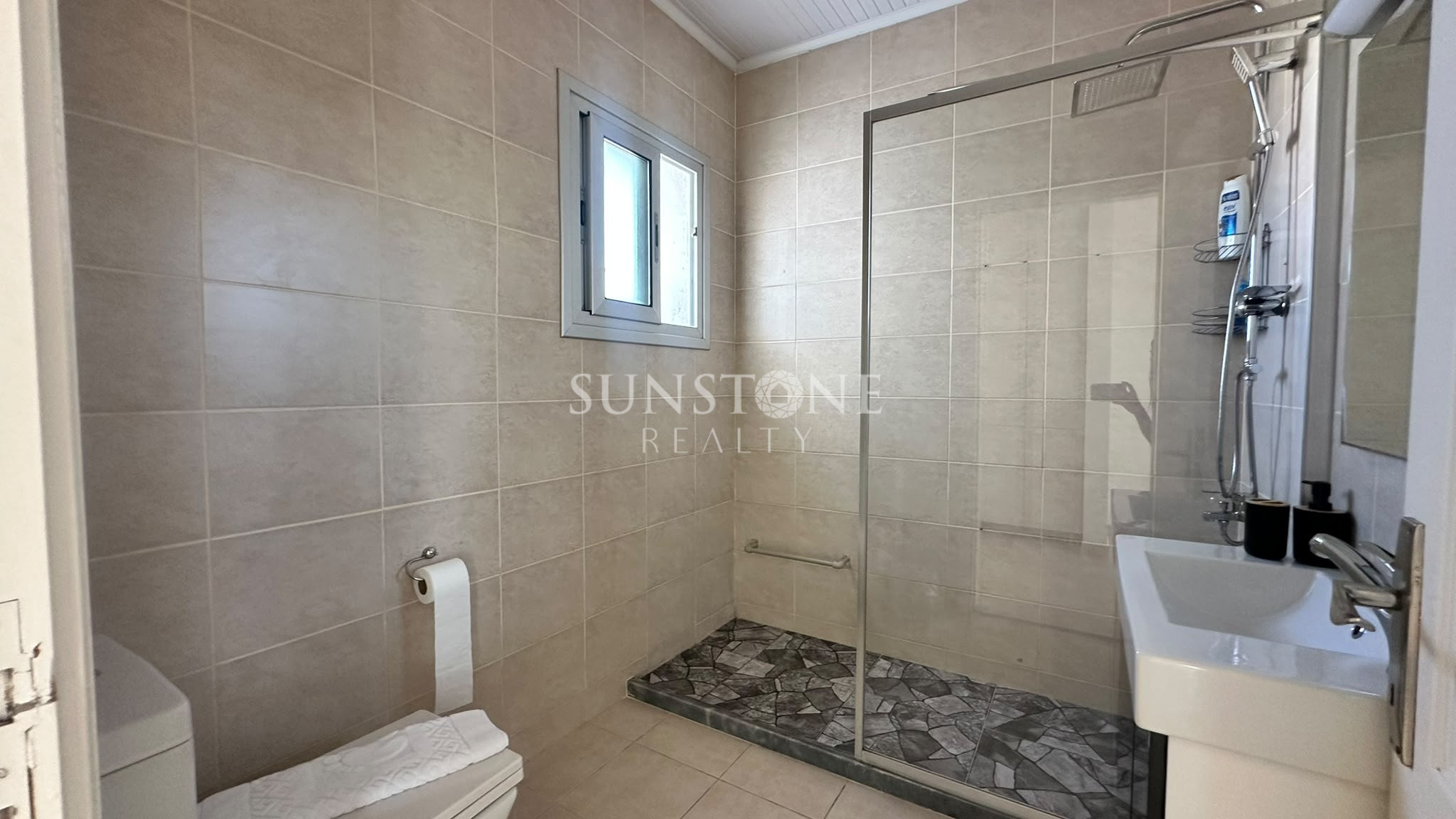 Kıbrıs Girne Edremit'te Özel Yüzme Havuzlu Full Eşyalı Kiralık 3+1 Villa 17