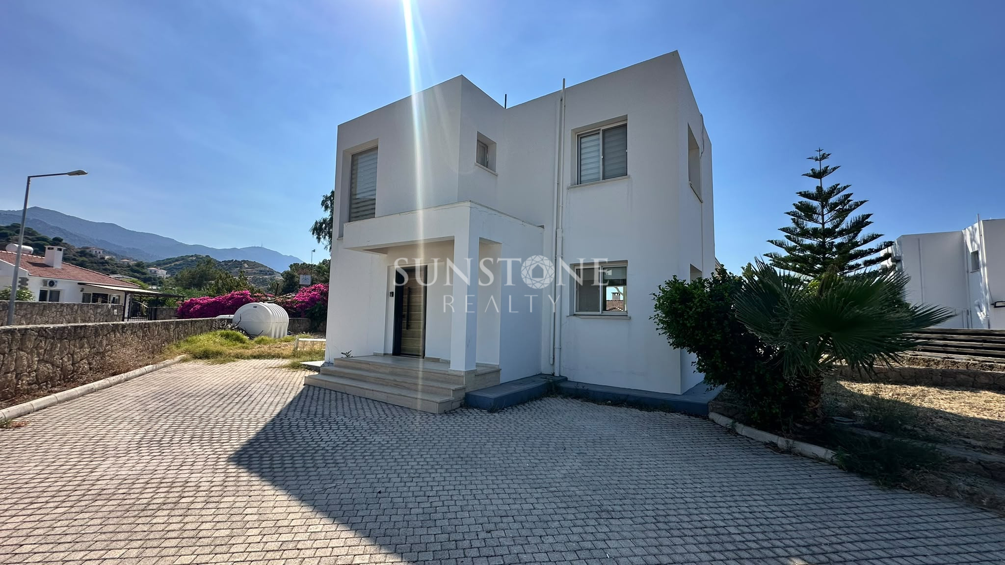 Kıbrıs Girne Edremit'te Özel Yüzme Havuzlu Full Eşyalı Kiralık 3+1 Villa 18
