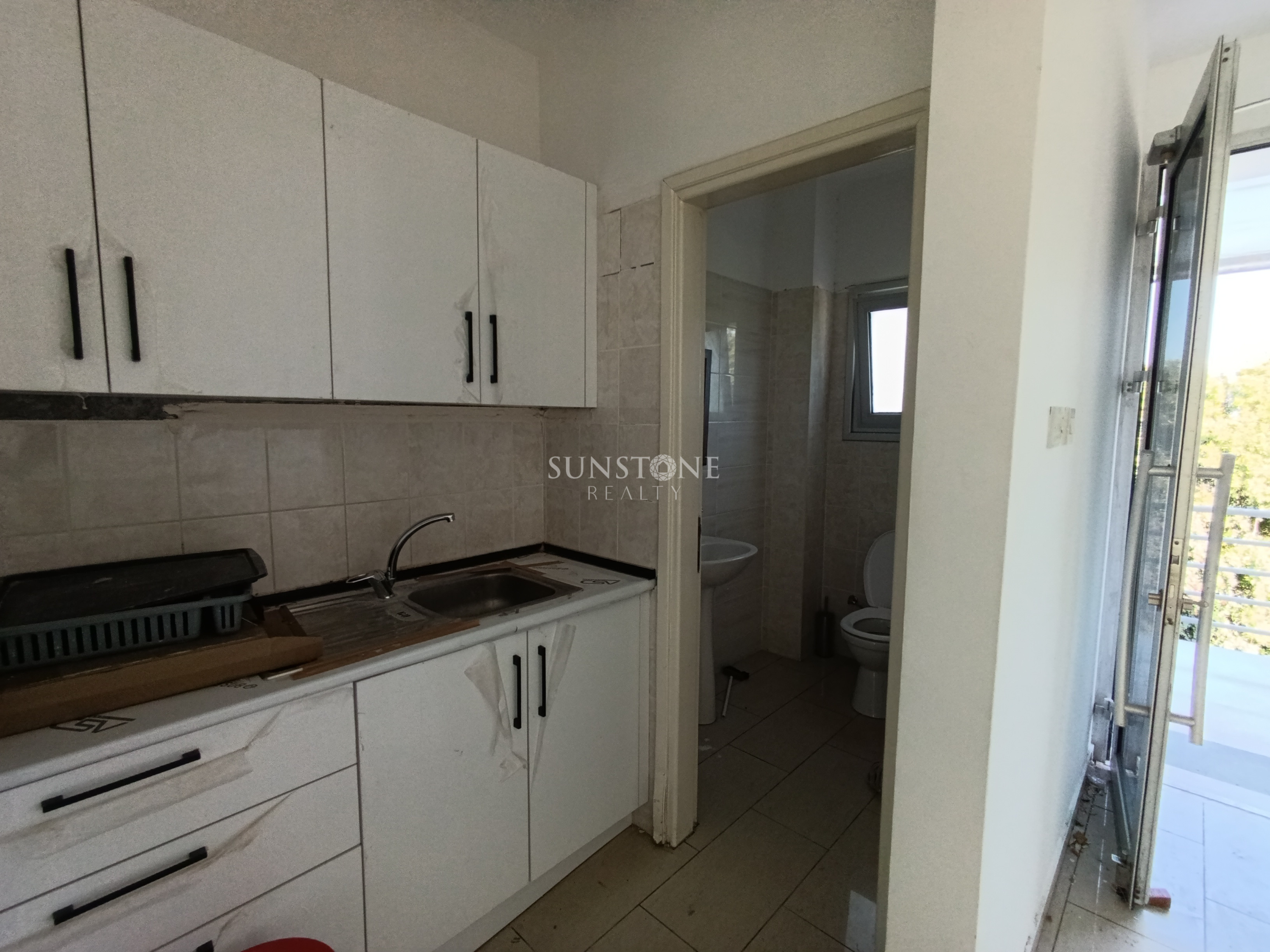 Kıbrıs Girne Karaoğlanoğlu'nda Kiralık Ofis  2