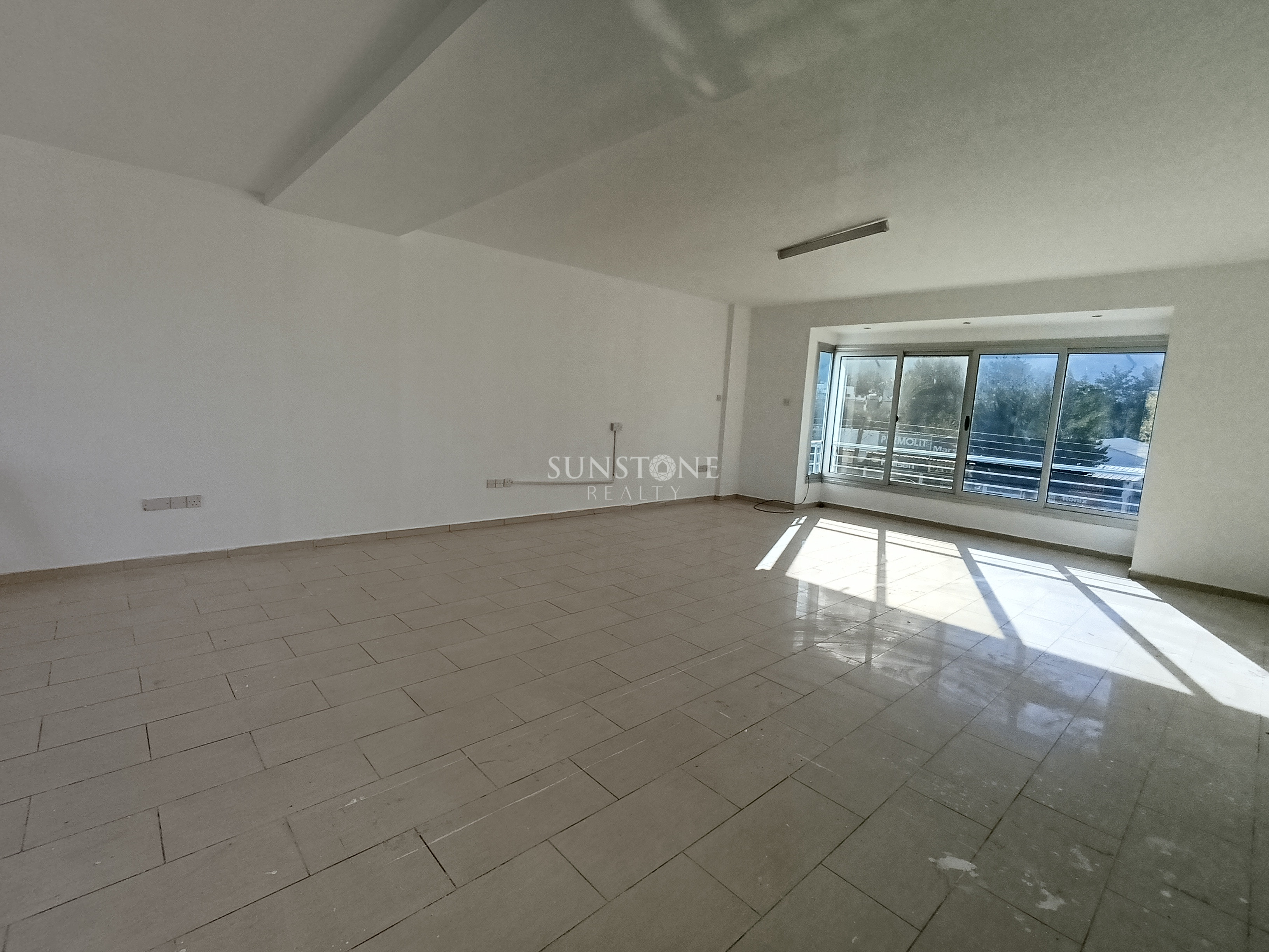 Kıbrıs Girne Karaoğlanoğlu'nda Kiralık Ofis  5