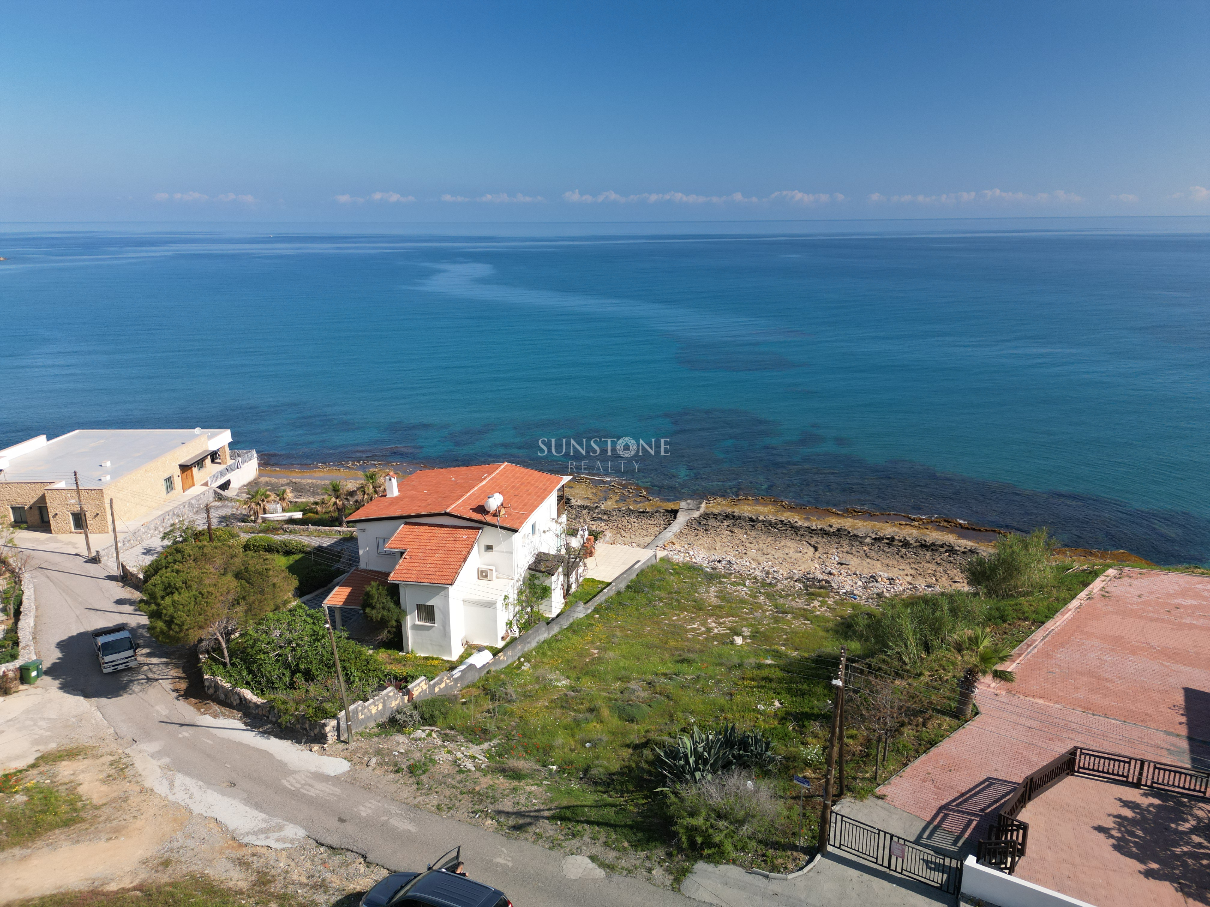 Kıbrıs Girne Karşıyaka Bölgesinde Denize Sıfır Satılık Arazi 6