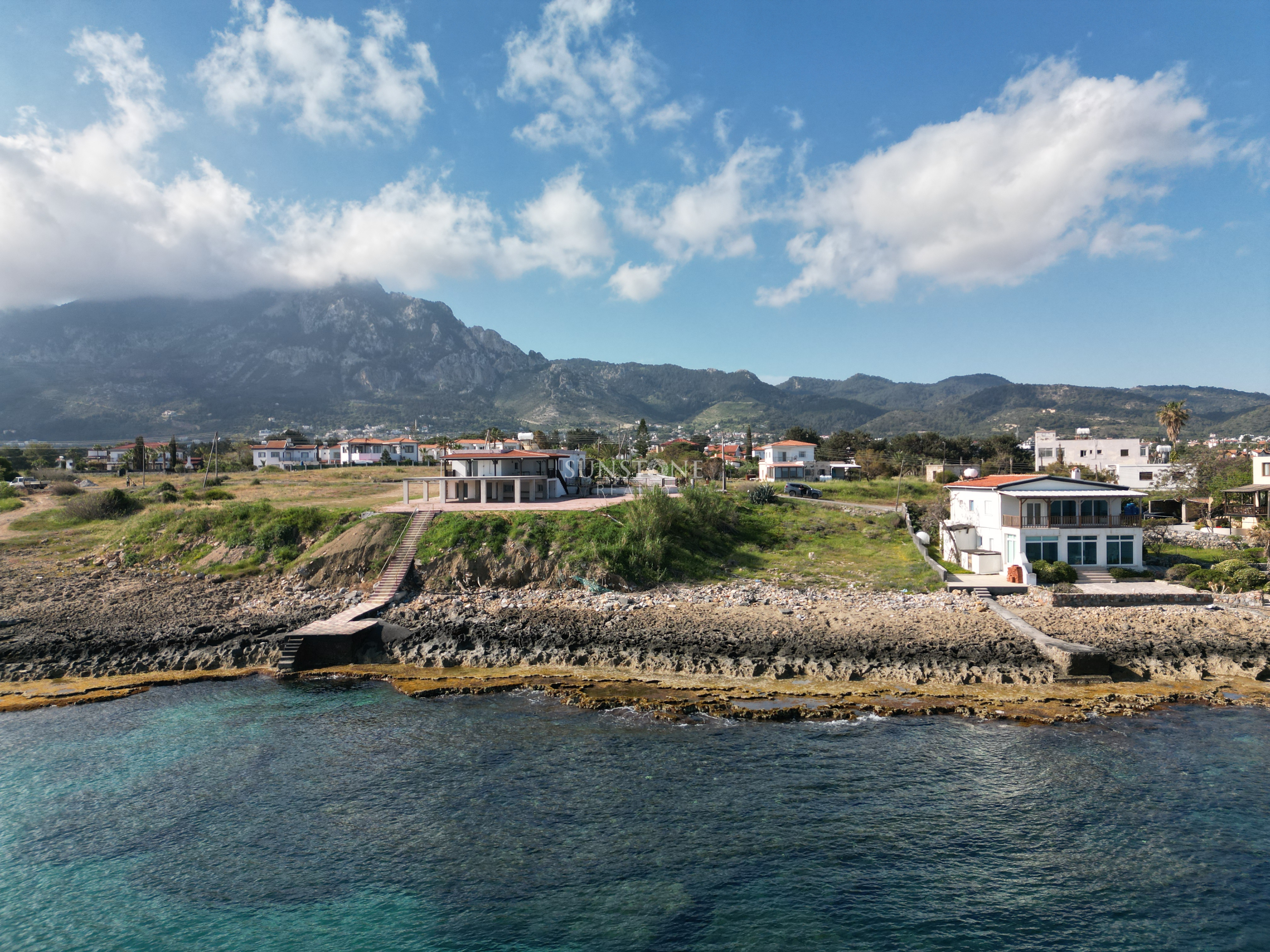 Kıbrıs Girne Karşıyaka Bölgesinde Denize Sıfır Satılık Arazi 2