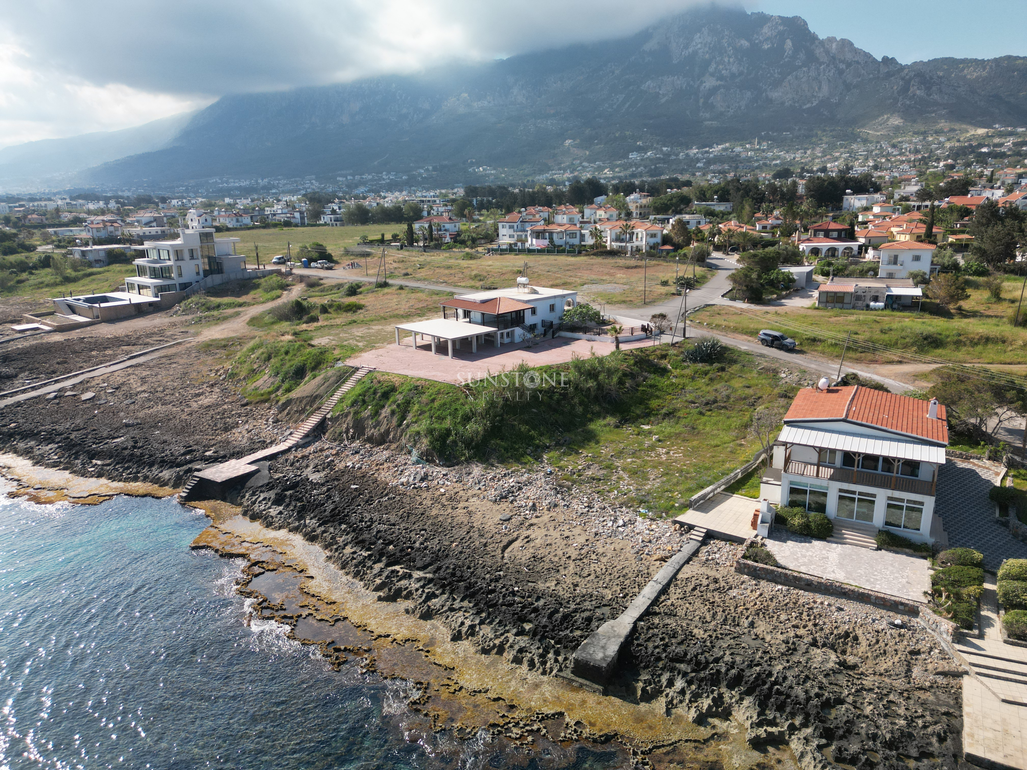 Kıbrıs Girne Karşıyaka Bölgesinde Denize Sıfır Satılık Arazi 5