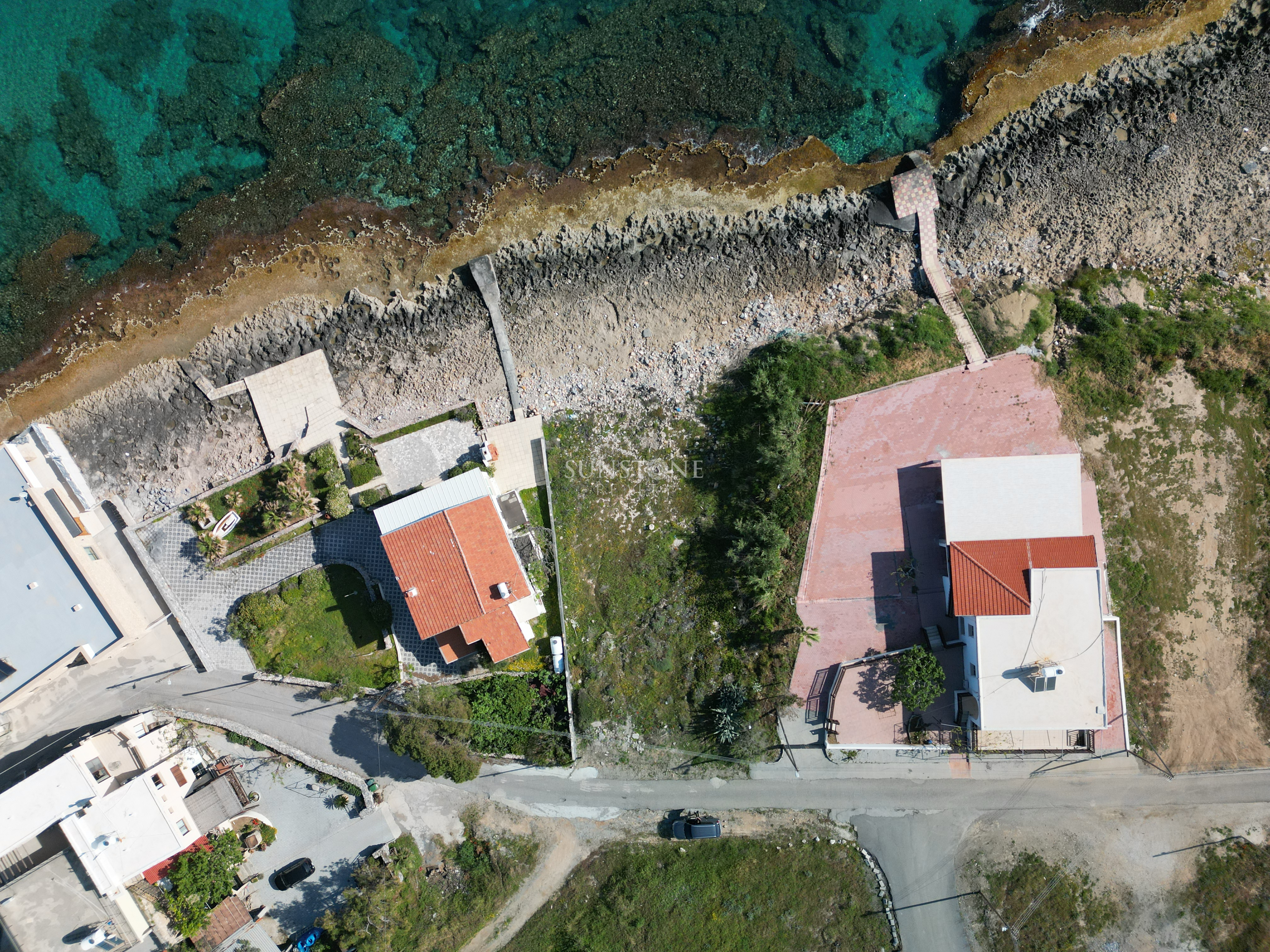 Kıbrıs Girne Karşıyaka Bölgesinde Denize Sıfır Satılık Arazi 9